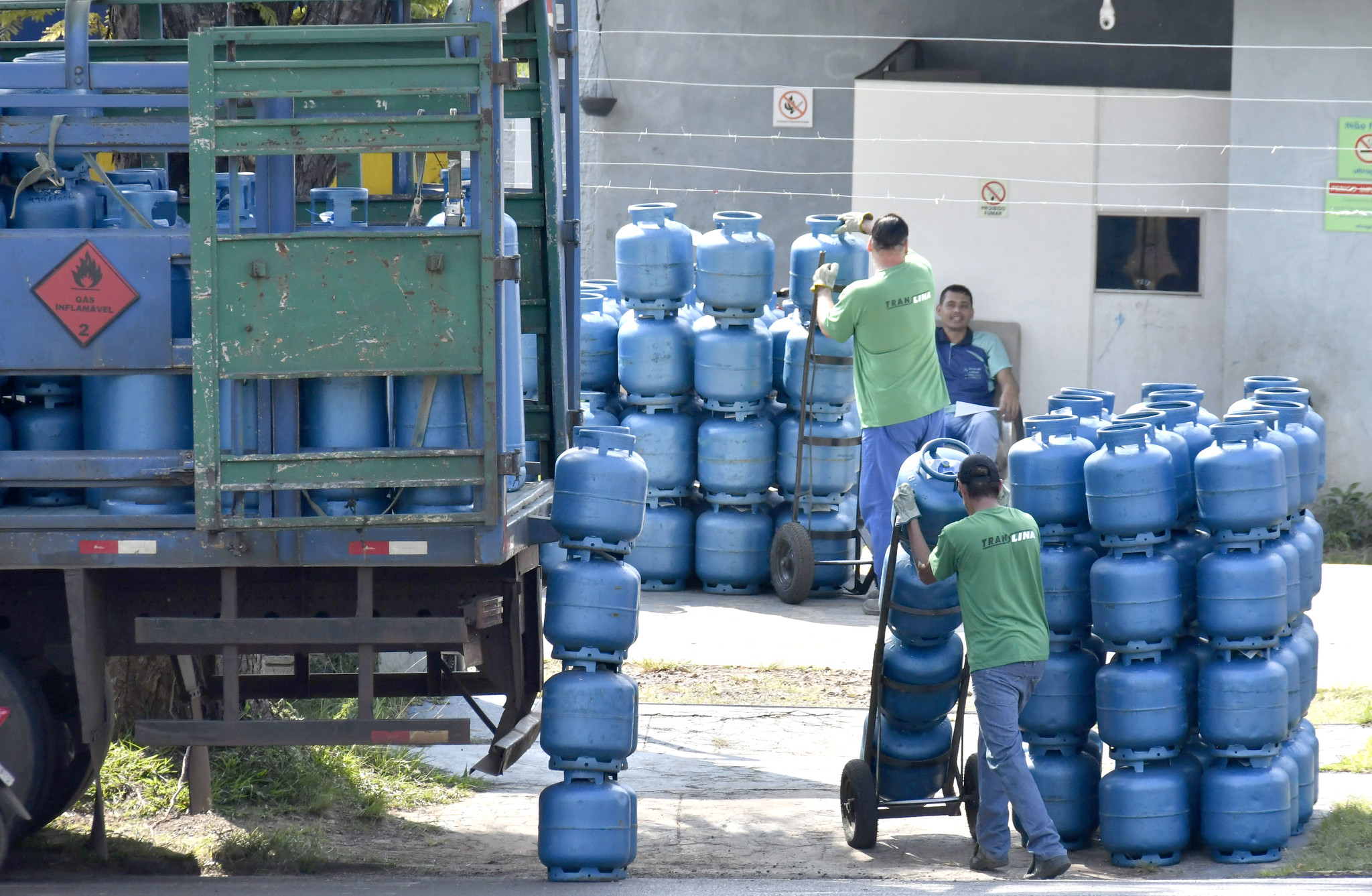 imagem de depósito de gás de cozinha, com vários botijões empilhados