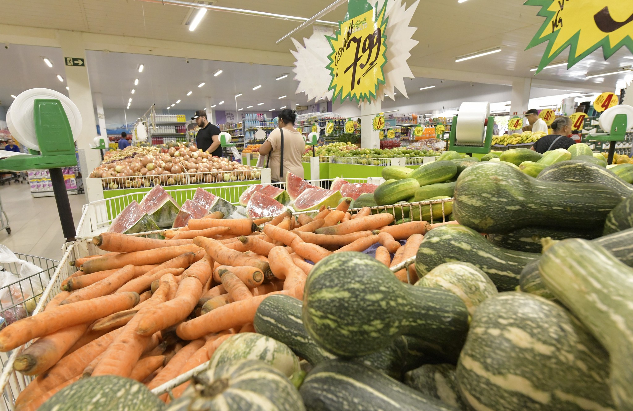 imagem da feirinha de um supermercado com destaque para cenoura e abóboras