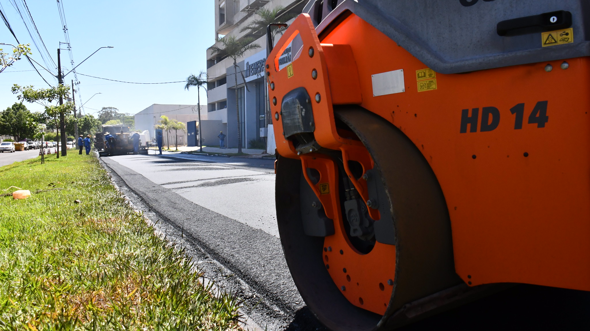 manutenção no asfalto da avenida