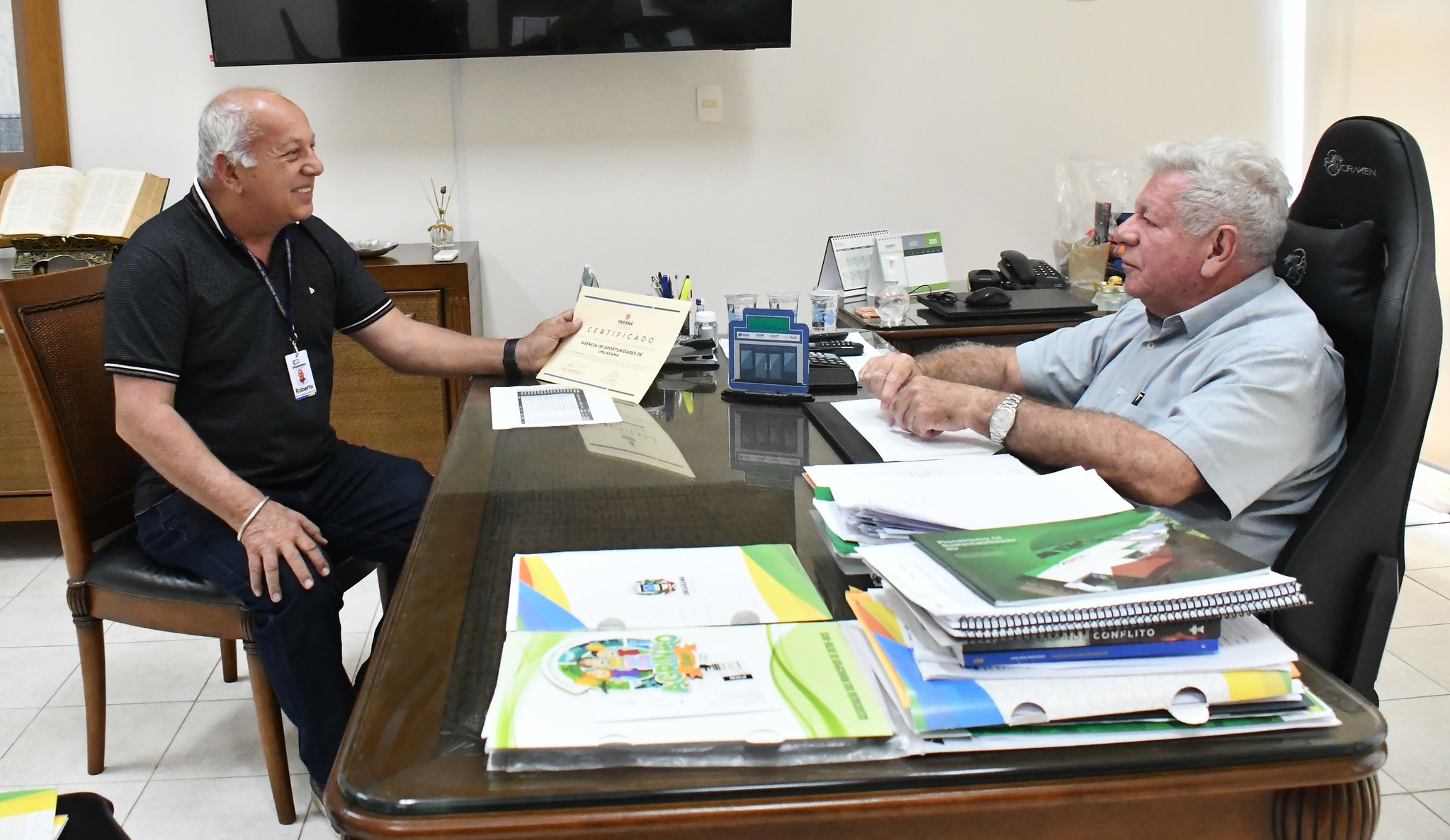 prefeito e gerente da agência do trabalhador no gabinete