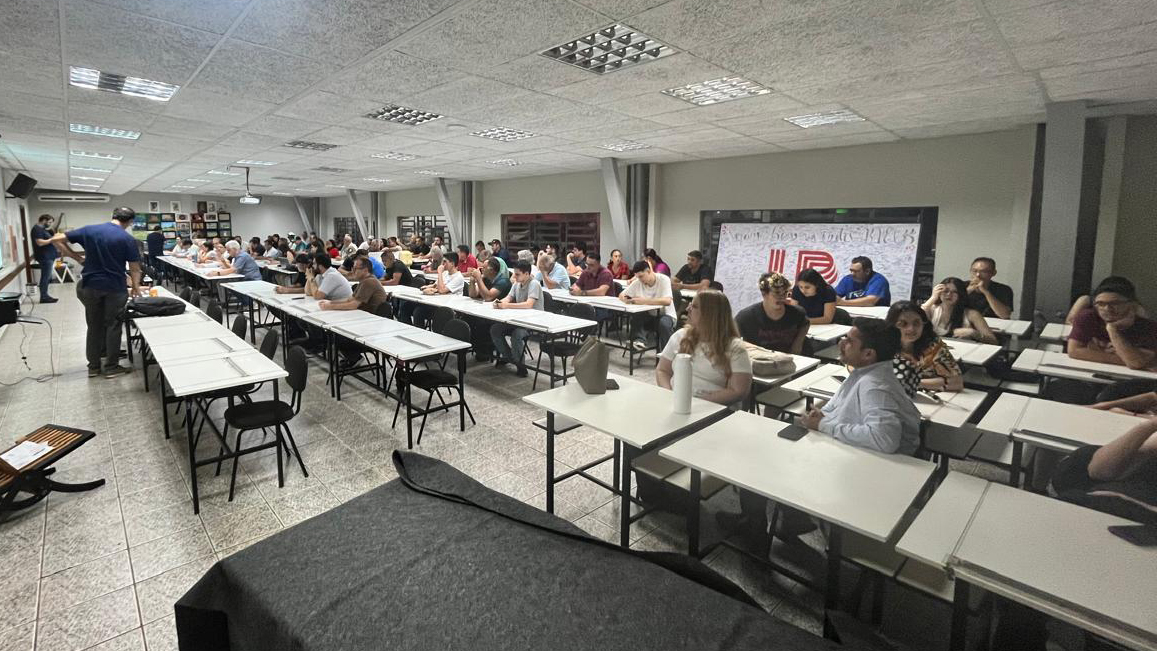 audiência pública com sala cheia de participantes