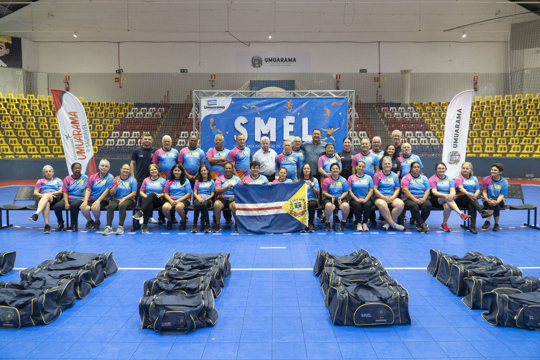 equipe de atletas da terceira idade de umuarama recebem kits