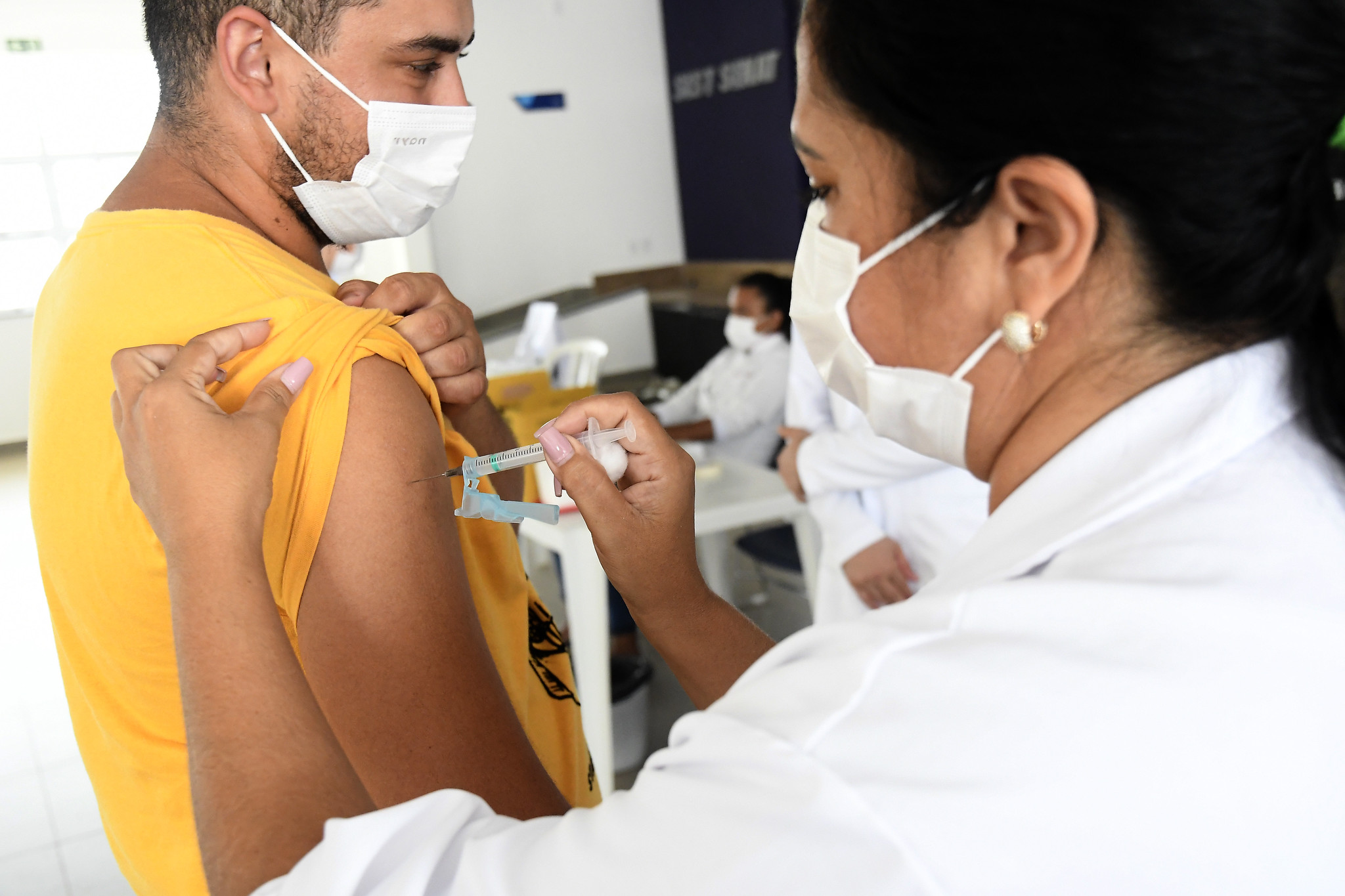 homem é vacinado no braço contra covid-19