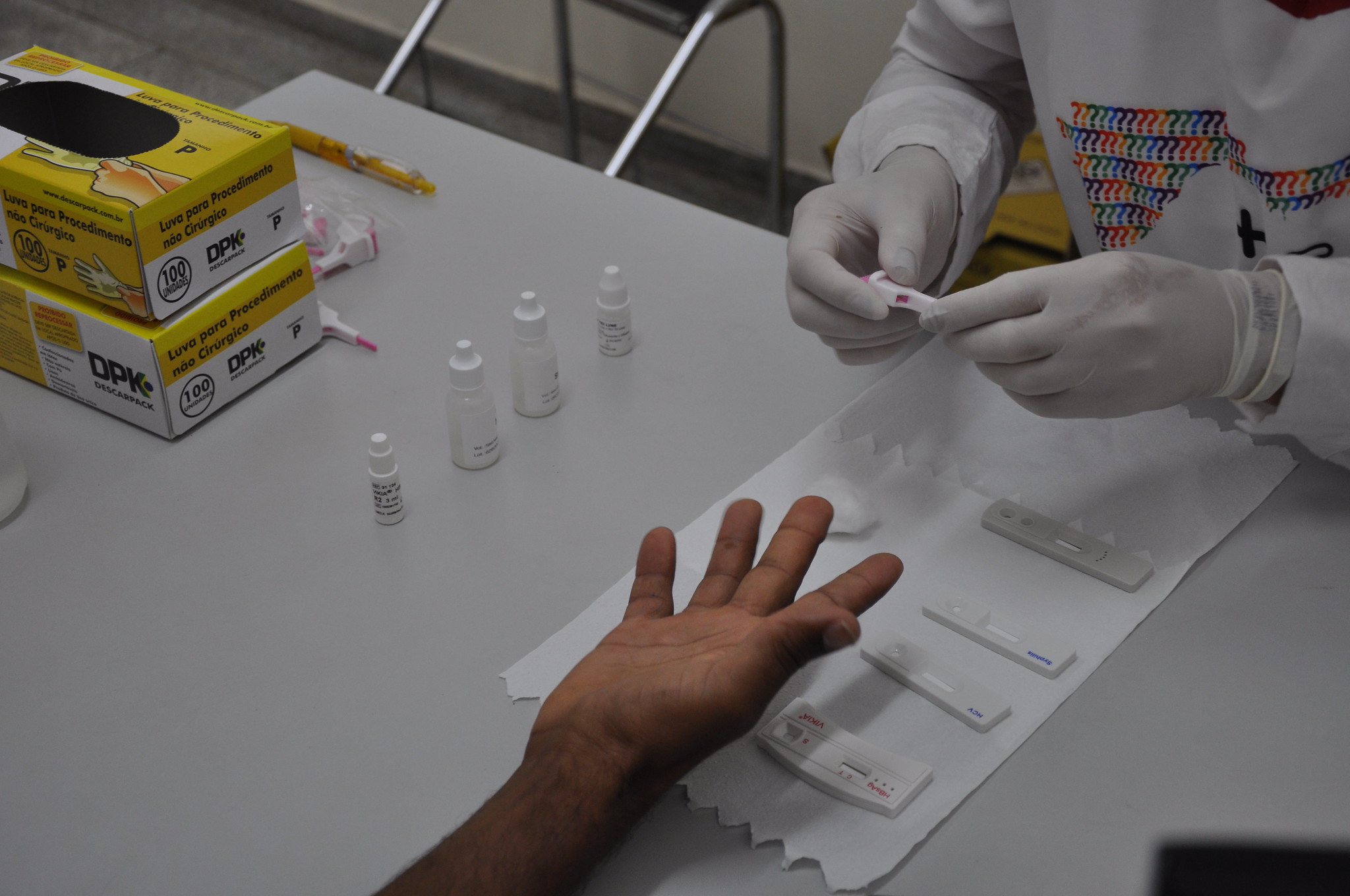 homem realiza teste de glicemia