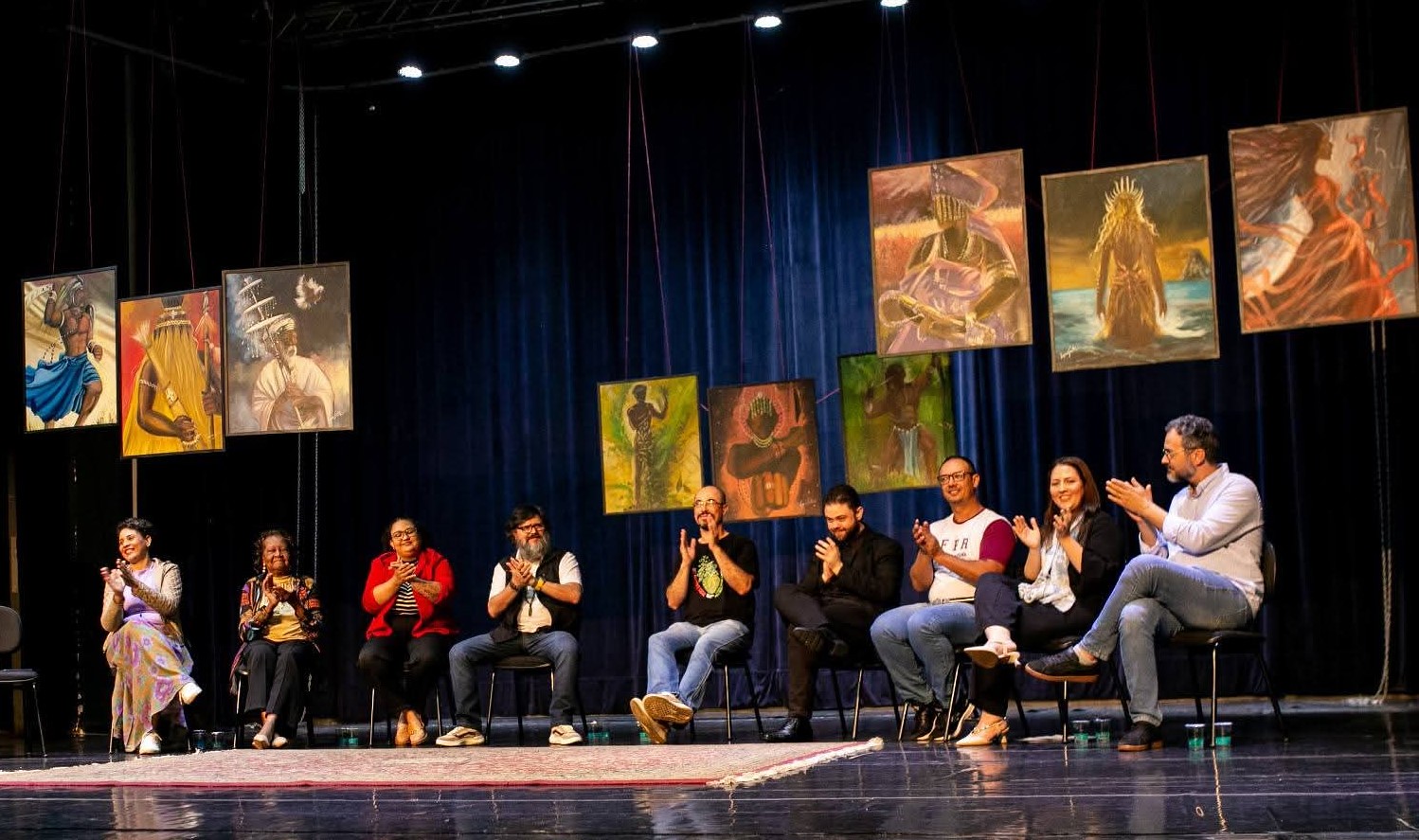 roda de conversa com convidados no palco da fundação cultural