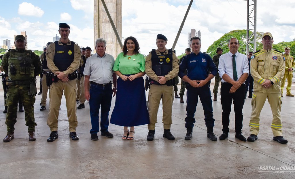 autoridades militares e políticas reunidas na praça para o lançamento da operação