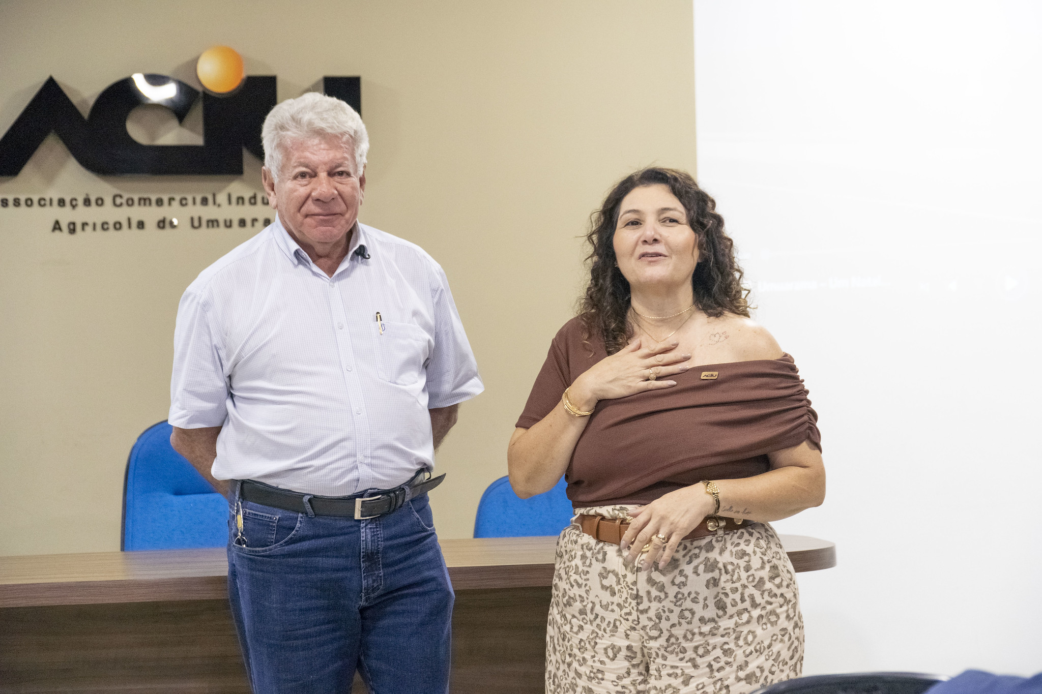 Imagem do prefeito e da presidente da associação comercial