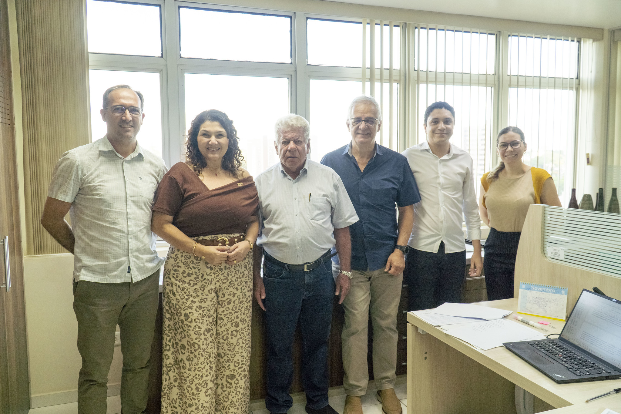 prefeito e demais autoridades em visita à secretaria municipal