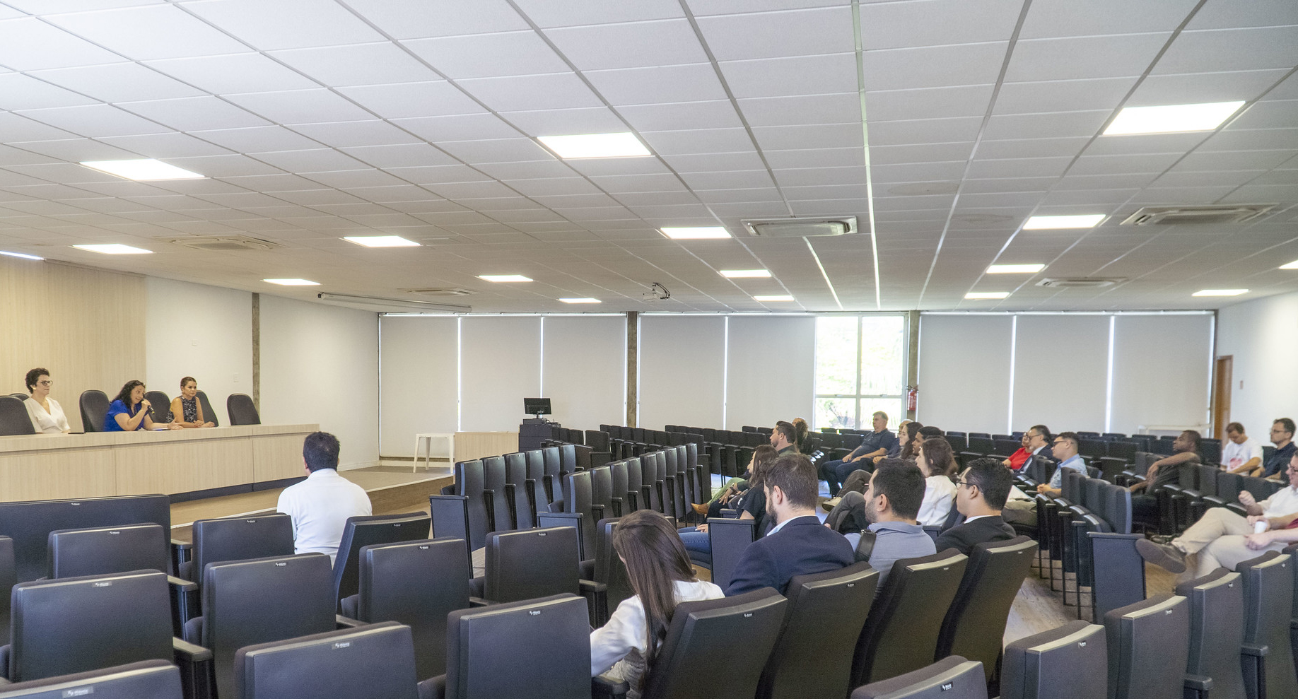 reunião no auditório da prefeitura