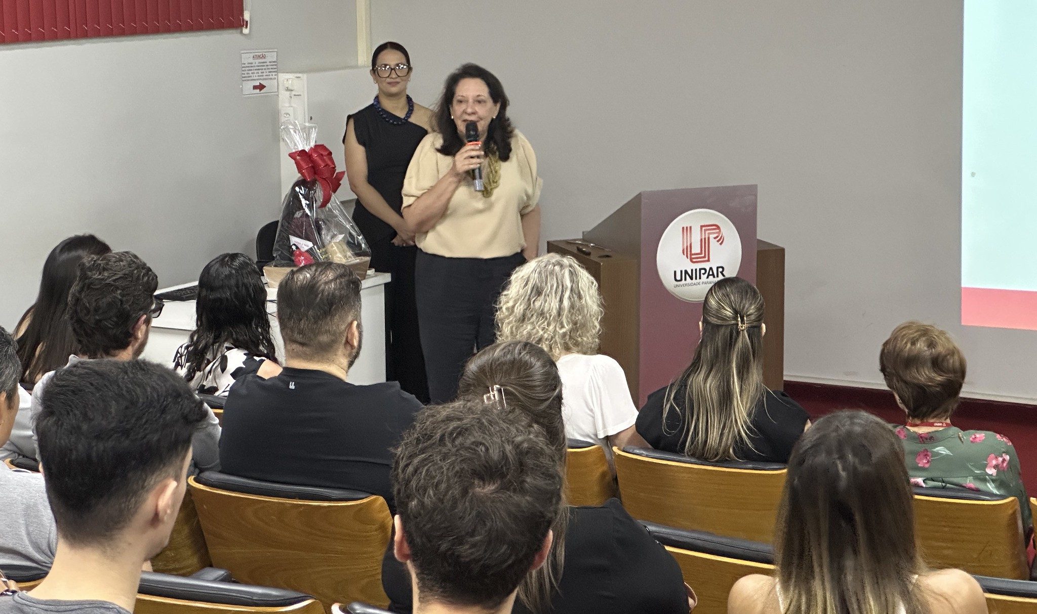 secretária da saúde discursa para a plateia na abertura do evento