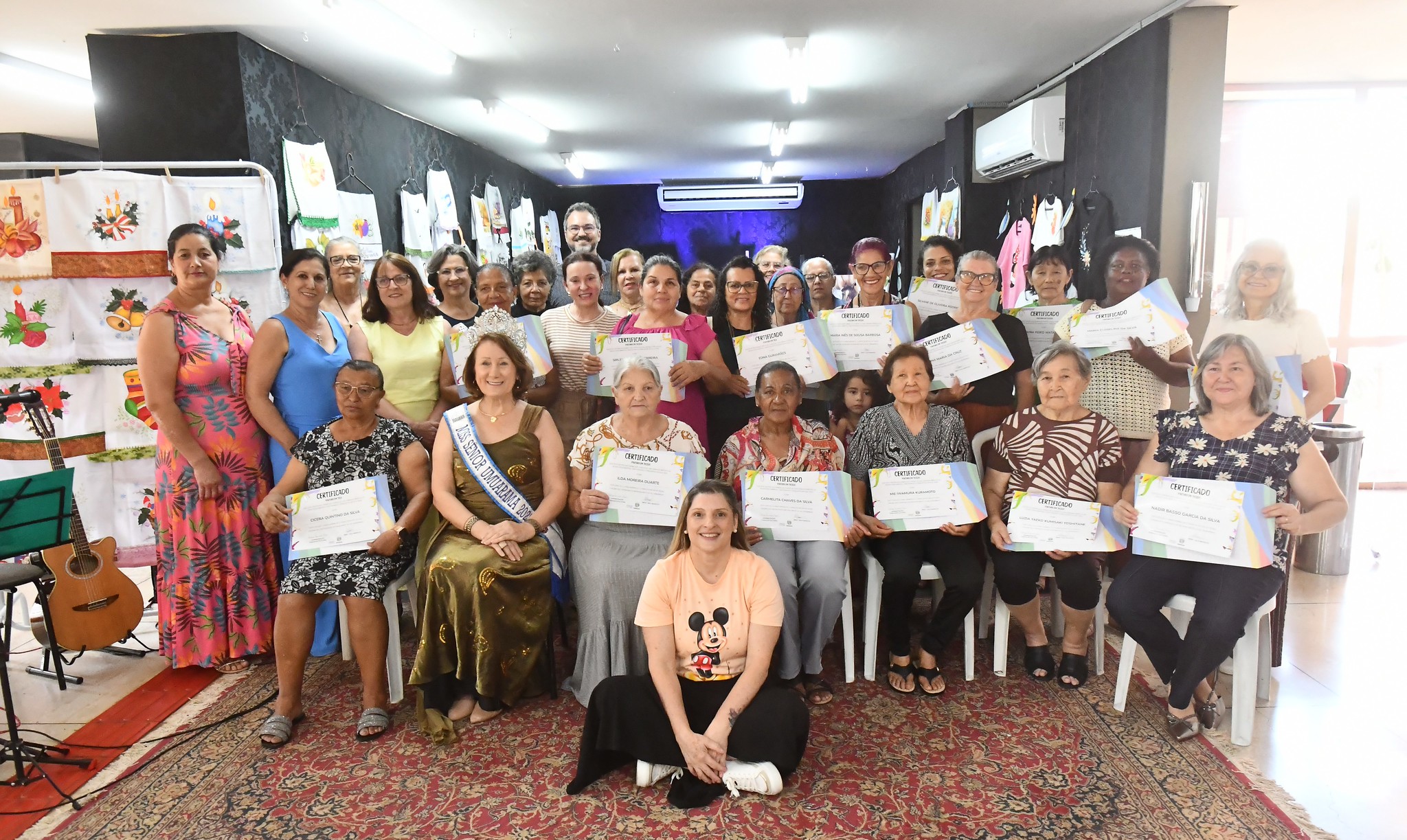 alunas exibem certificados conquistados com o curso, no centro cultural