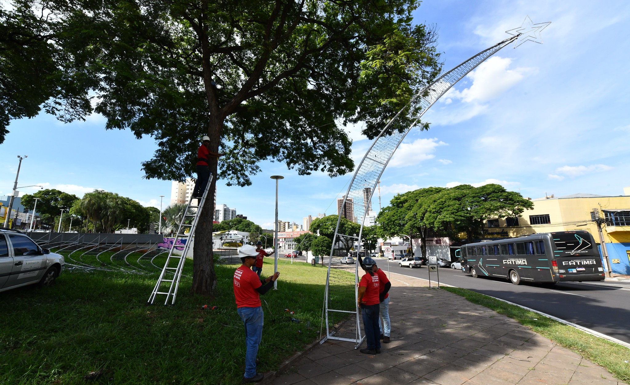 instalação de elementos decorativos para o natal nas praças de umuarama
