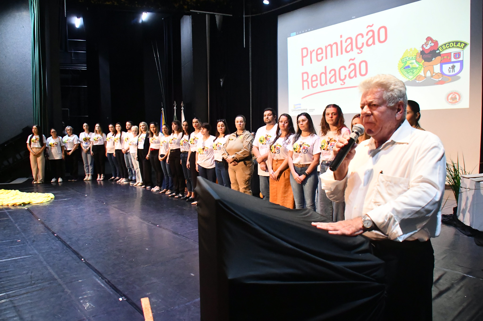 imagem do prefeito discursando à frente dos participantes do projeto