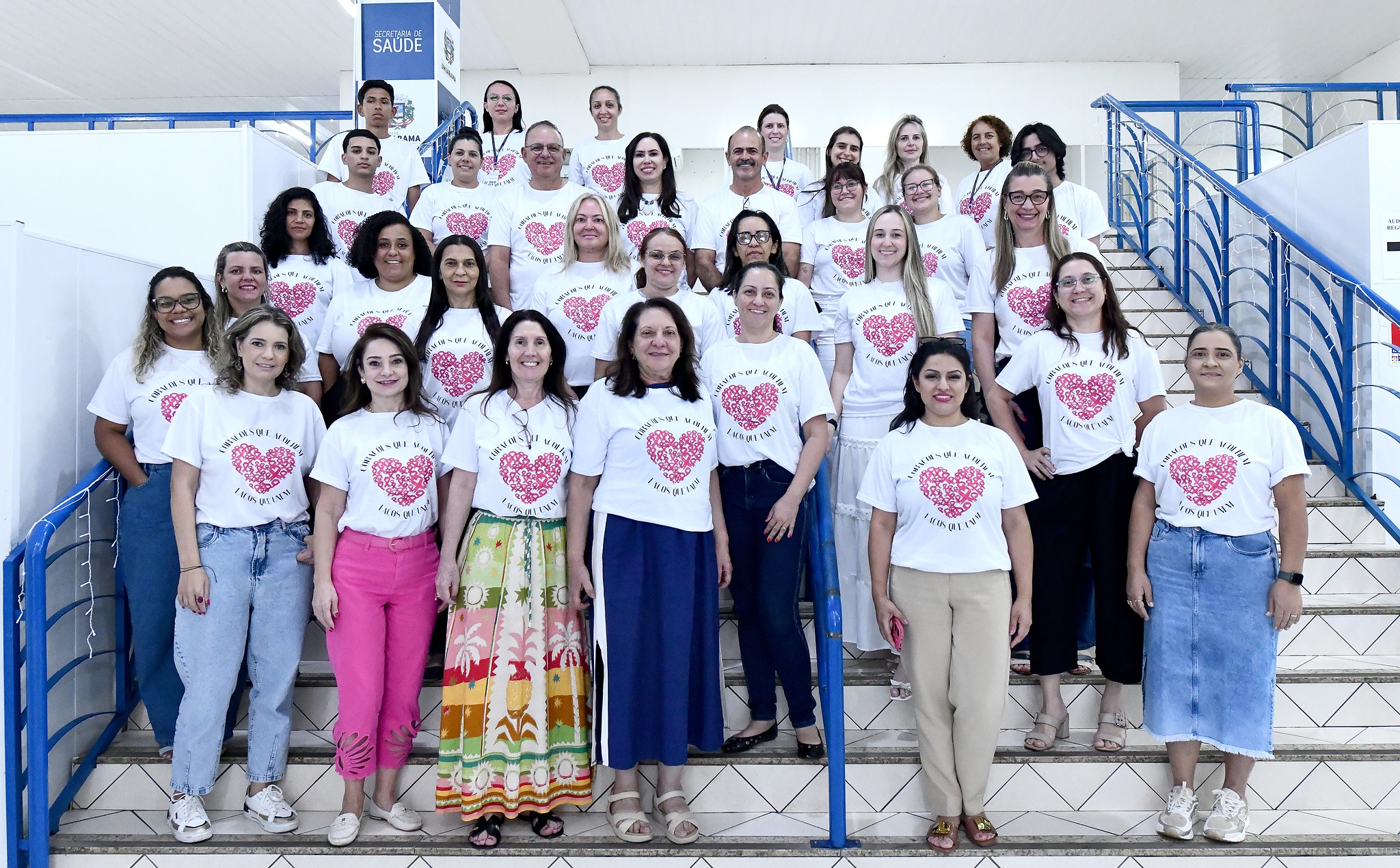 equipe da saúde com a camiseta promocional da campanha