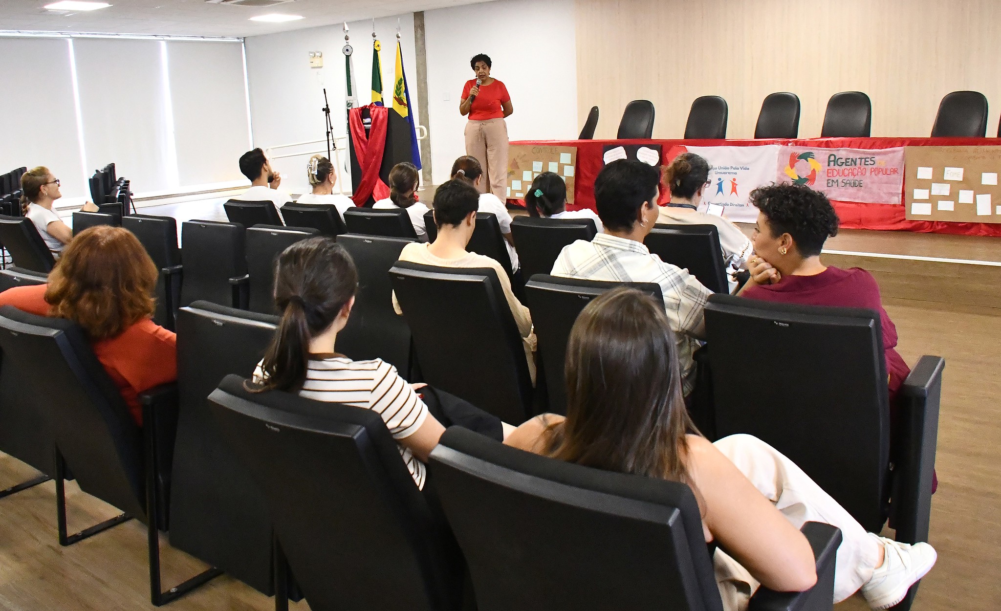 palestra no auditório da prefeitura