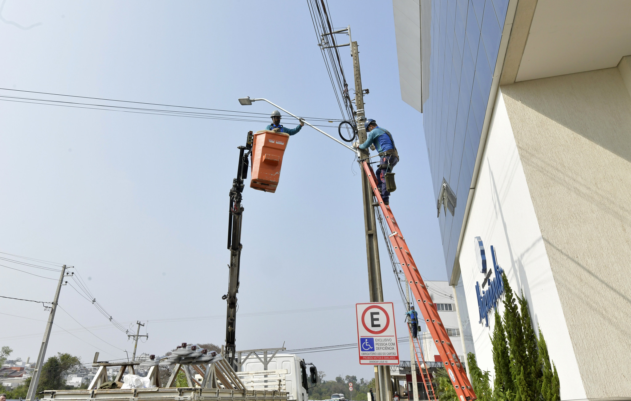 instalação de luminária LED é feita por trabalhadores