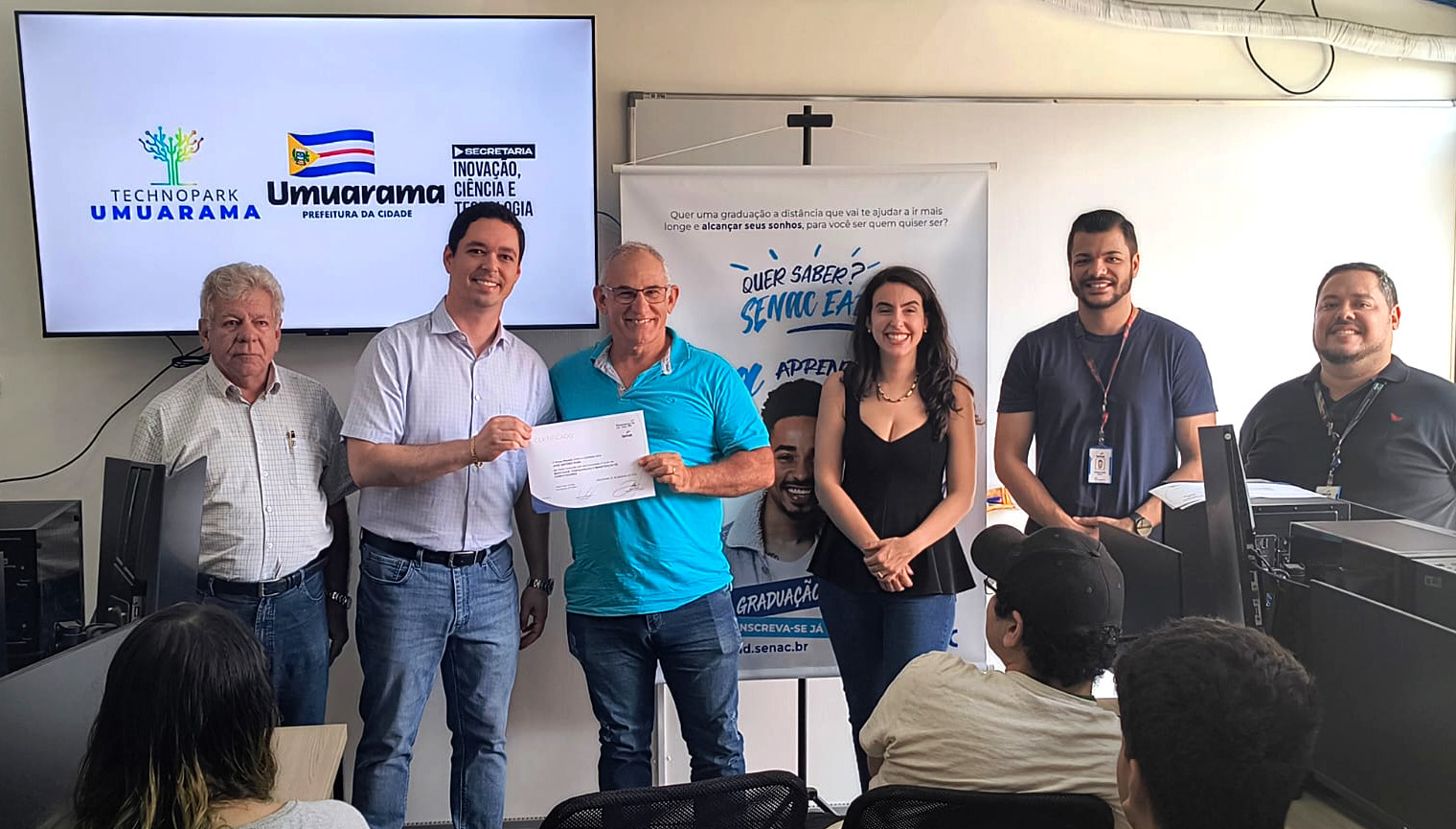 entrega de certificado para aluno do curso