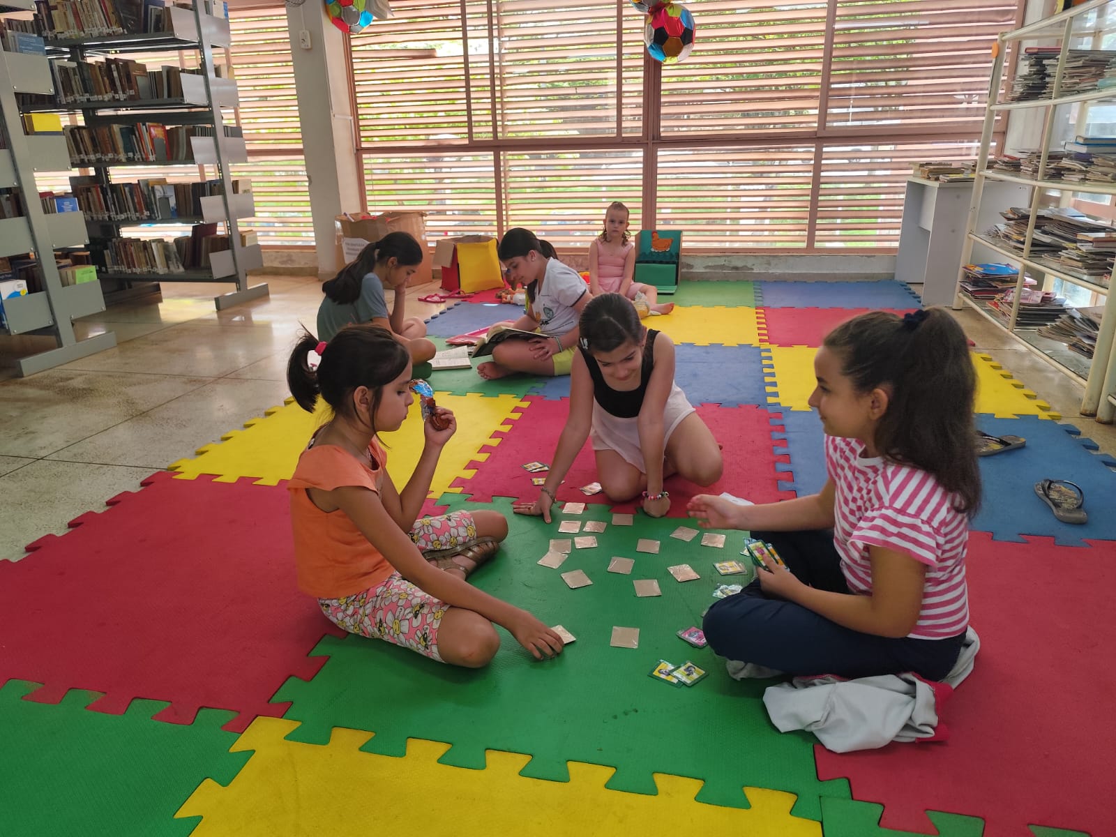 crianças brincam em espaço kids na biblioteca municipal