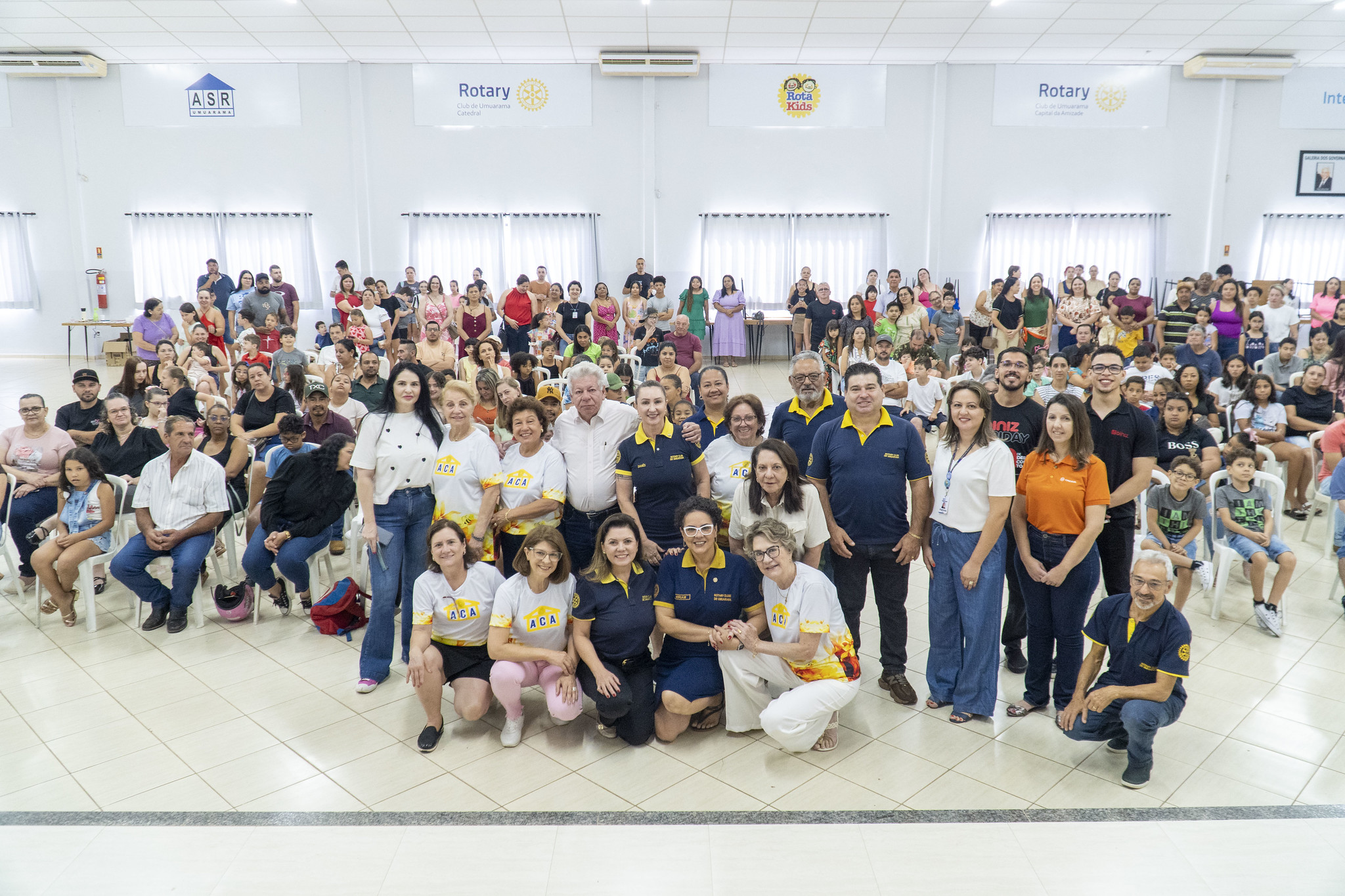 pessoas envolvidas no projeto, famílias e crianças que receberam os óculos