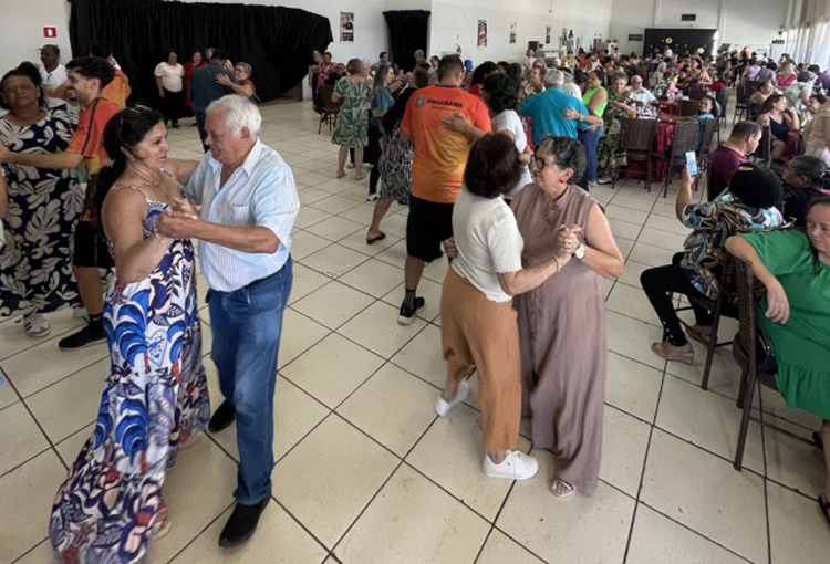 idosos dançam no salão, durante a confraternização