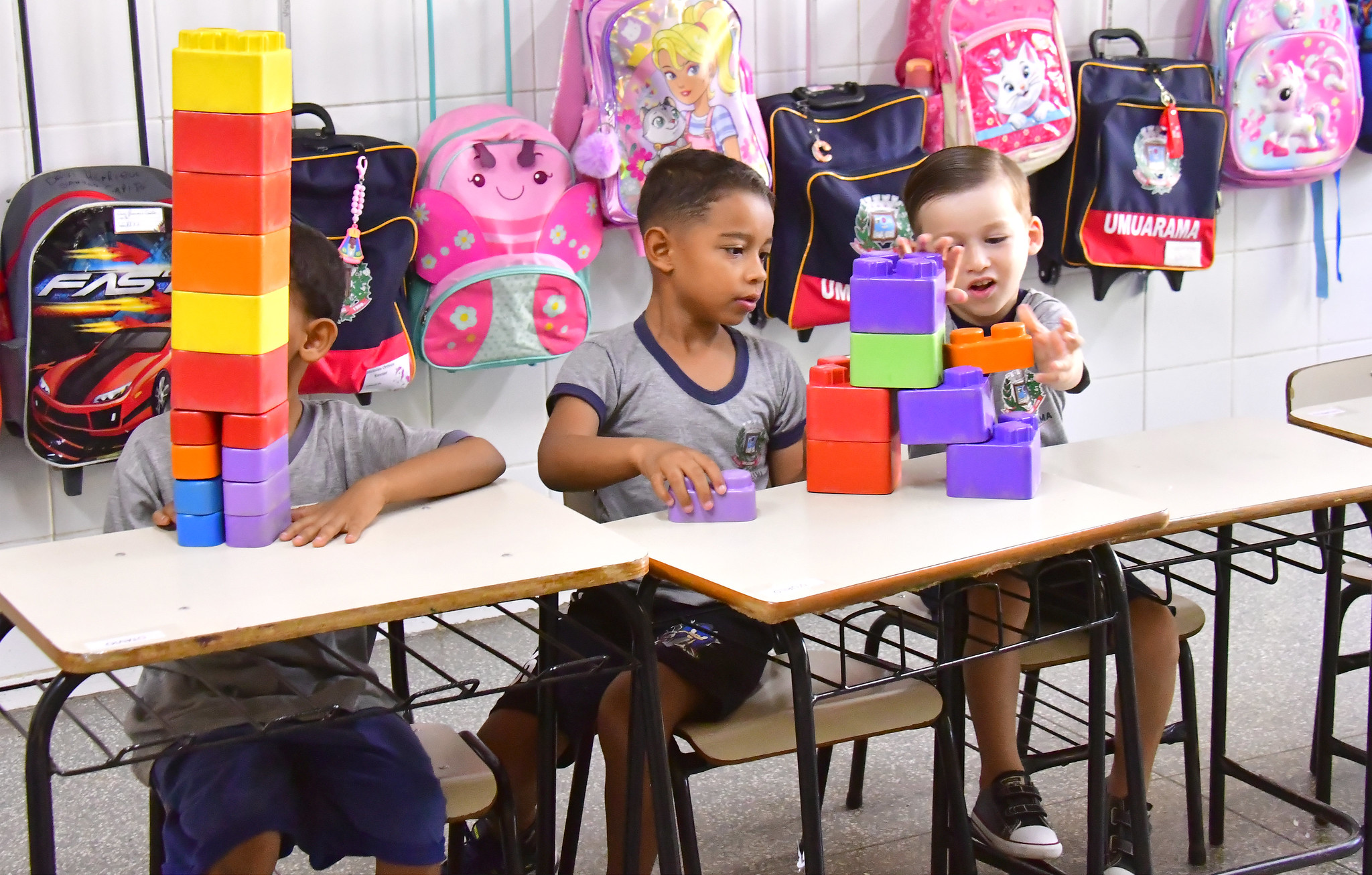 crianças da educação infantil brincam em sala de aula