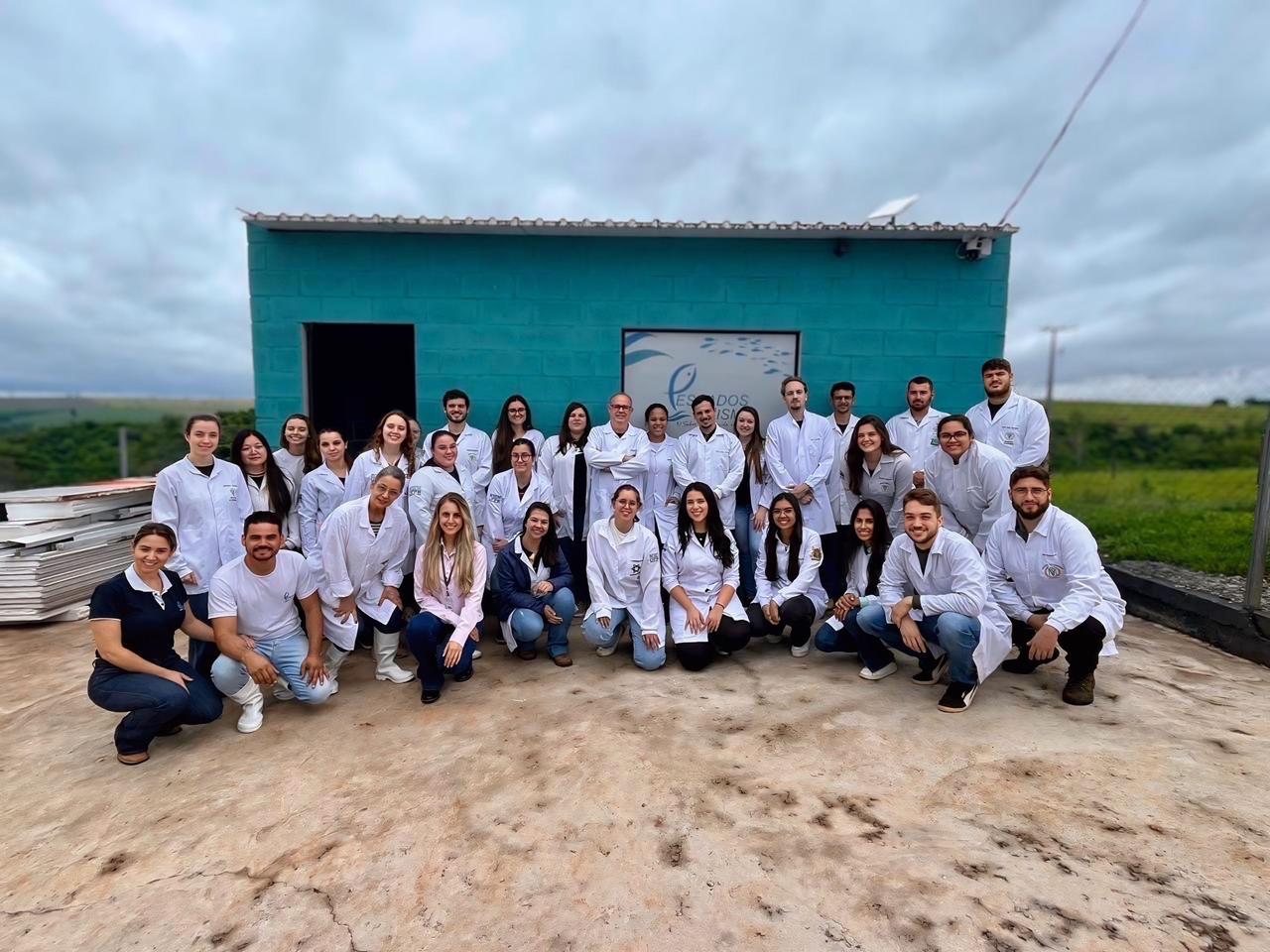 alunos e funcionários posam para foto durante a visita técnica