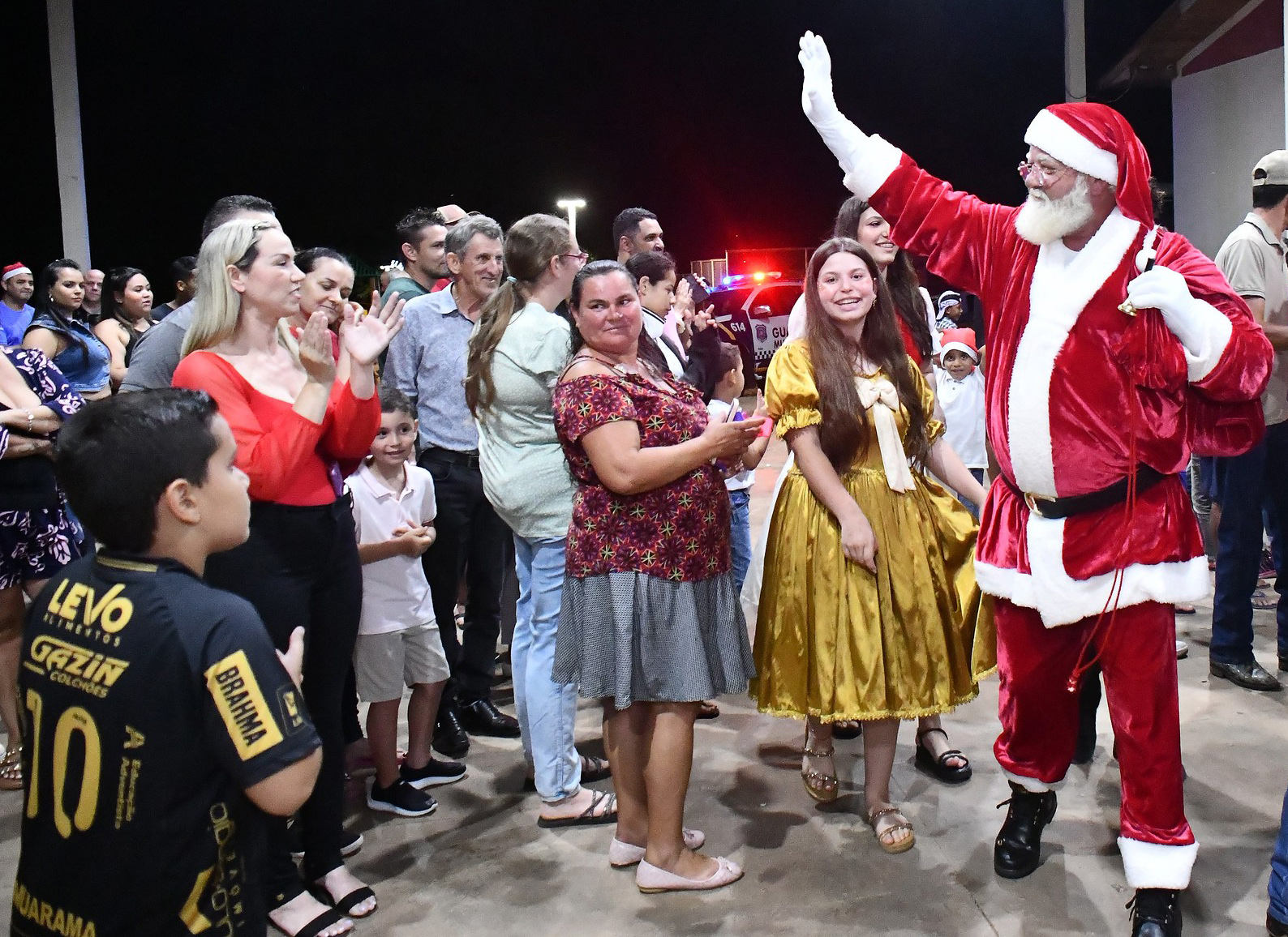 chegada do papai noel acenando para o povo