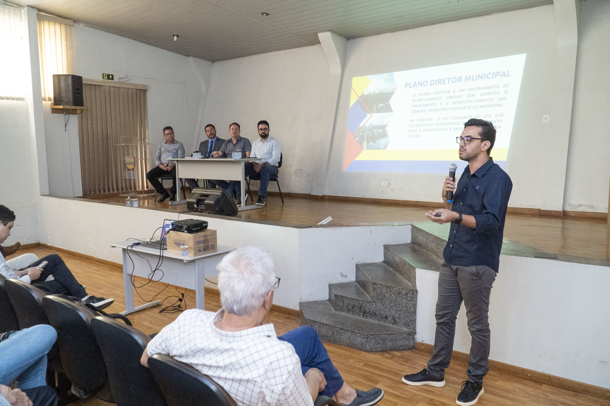 secretaria fala diante do público