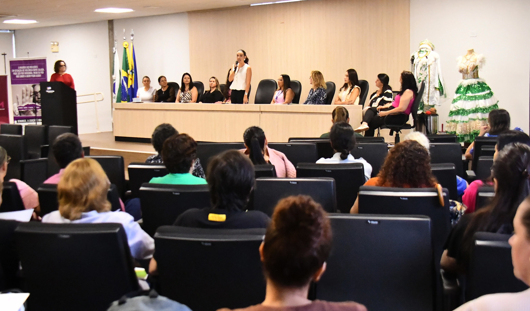 mulheres participantes do seminário no auditório da prefeitura