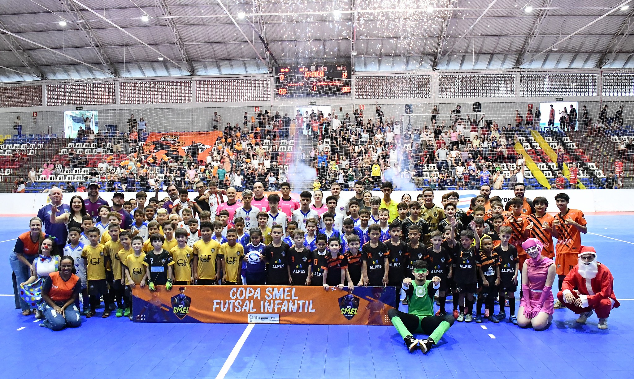 equipes reunidas no centro da quadra para foto oficial
