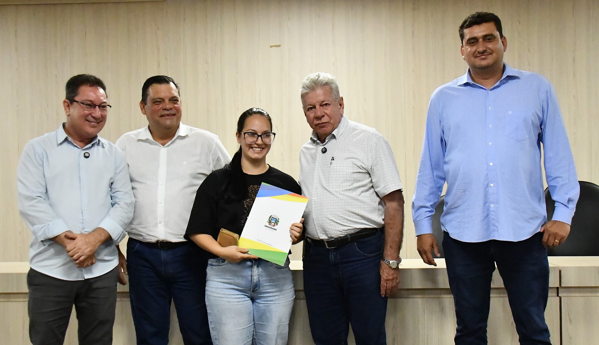 autoridades entregam certificado para moradora beneficiada