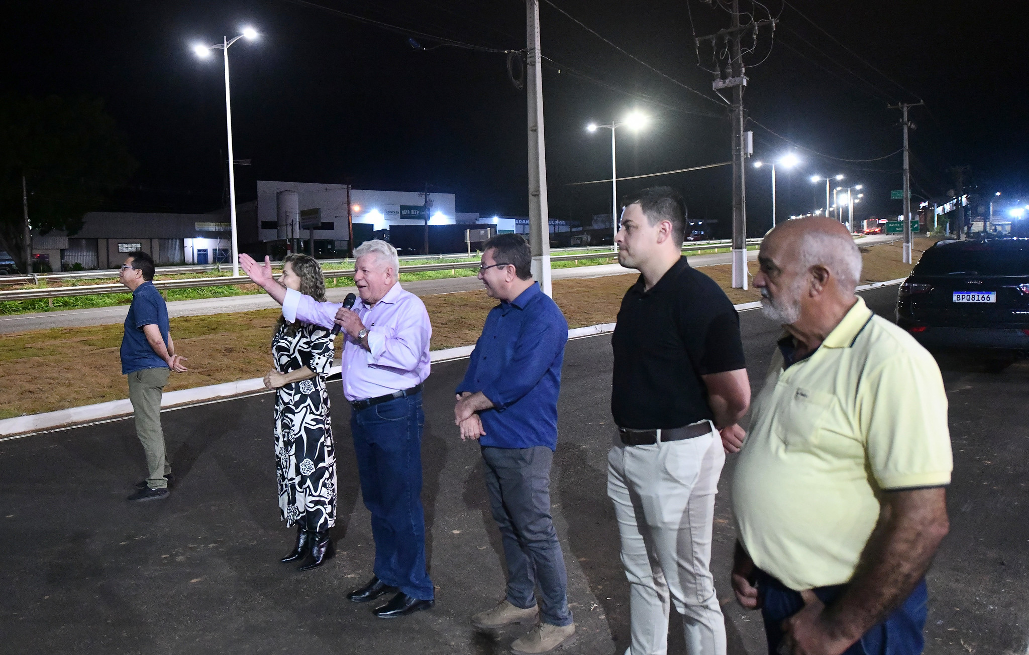 Prefeito aciona luzes da rodovia ao lado de autoridades locais