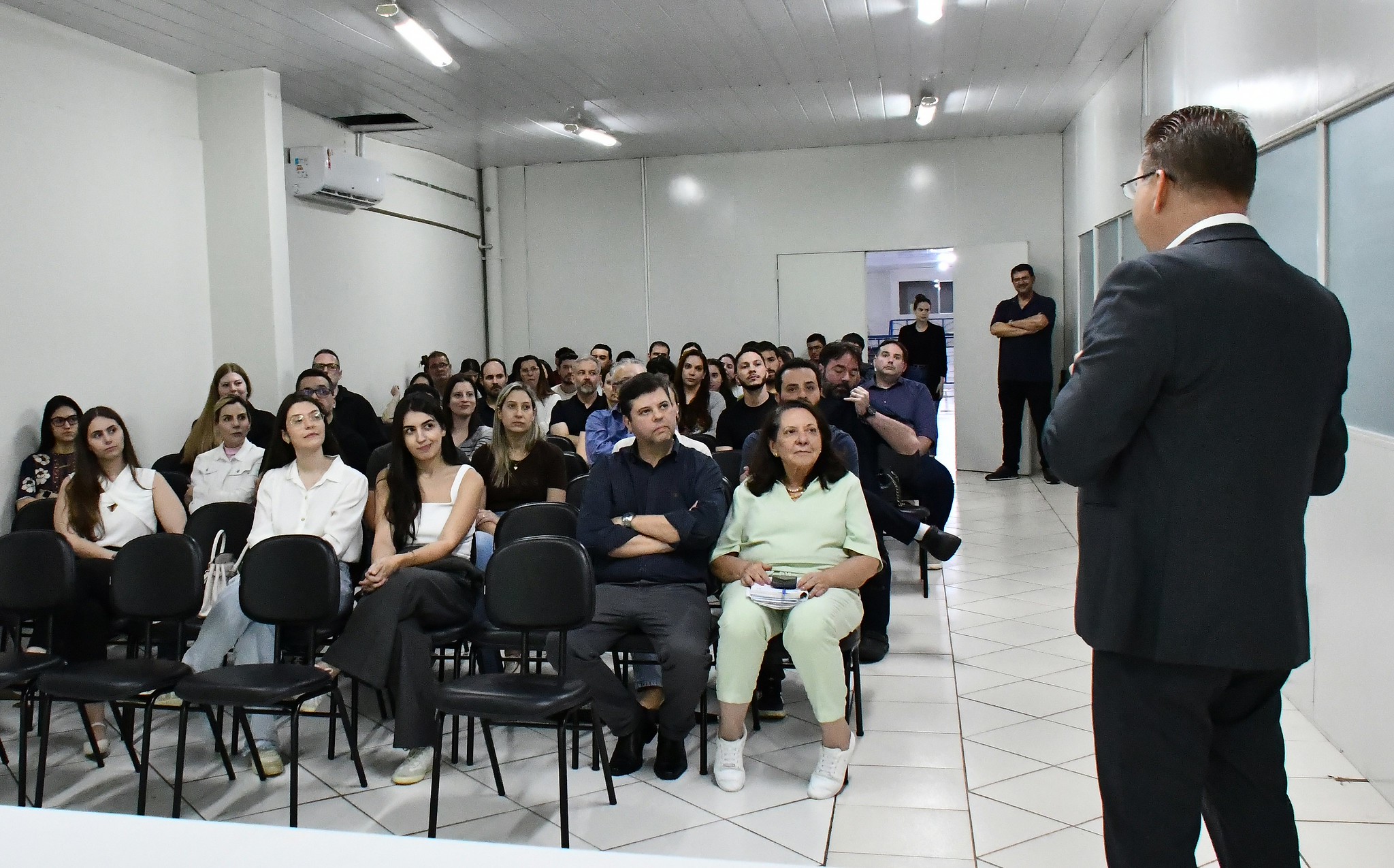 palestra no auditório da secretaria de saúde
