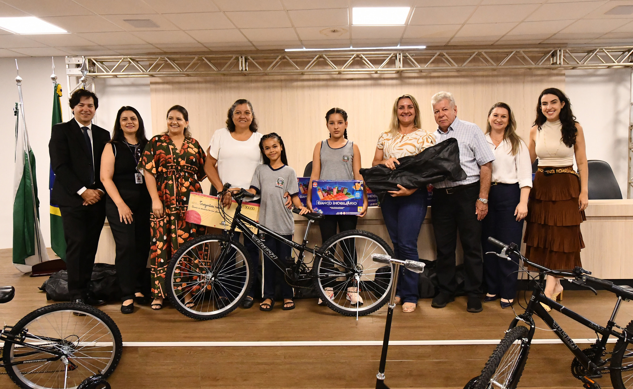 autoridades entregam premiação aos melhores alunos