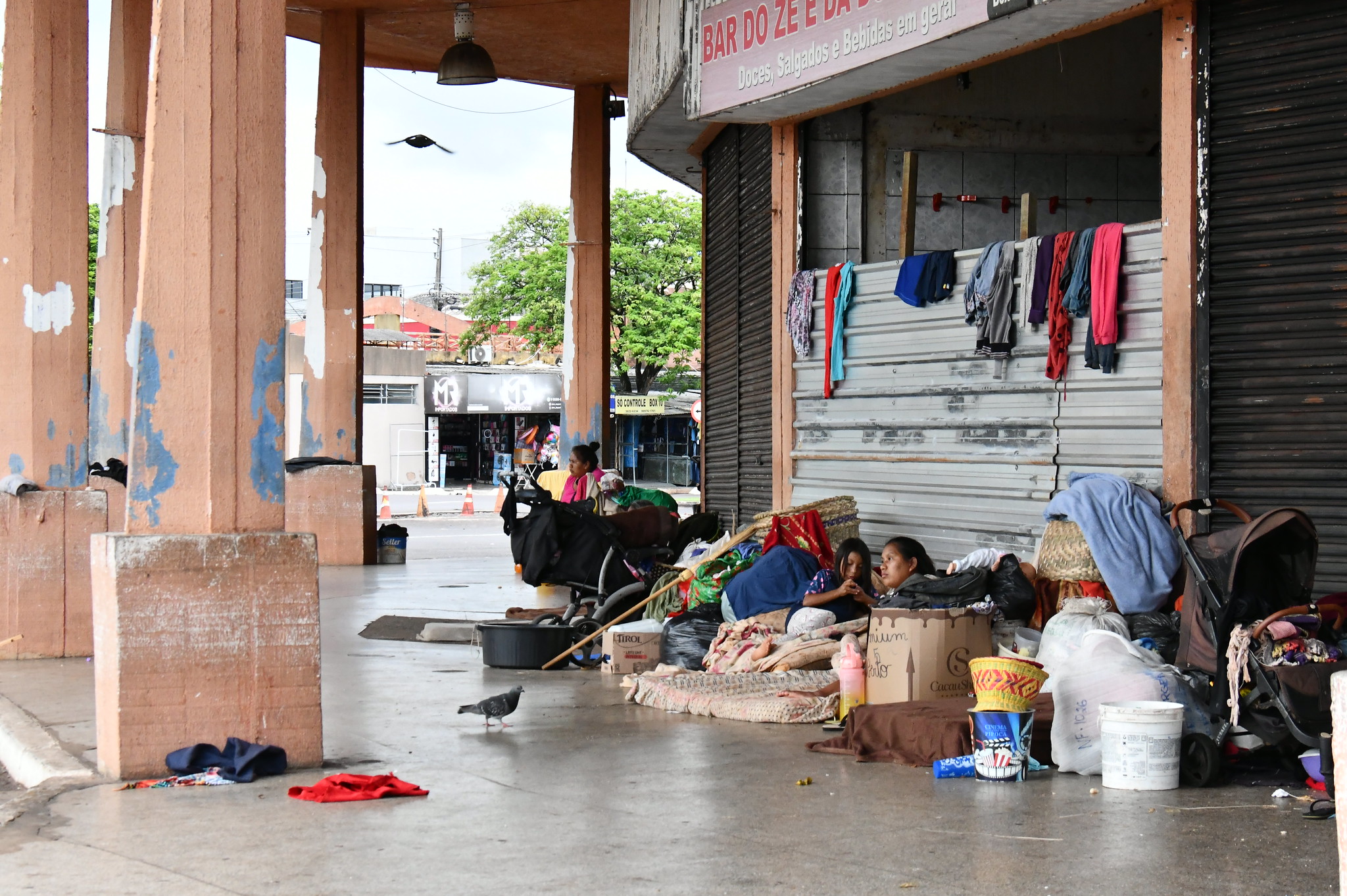imagem dos indígenas na praça e na rodoviária velha
