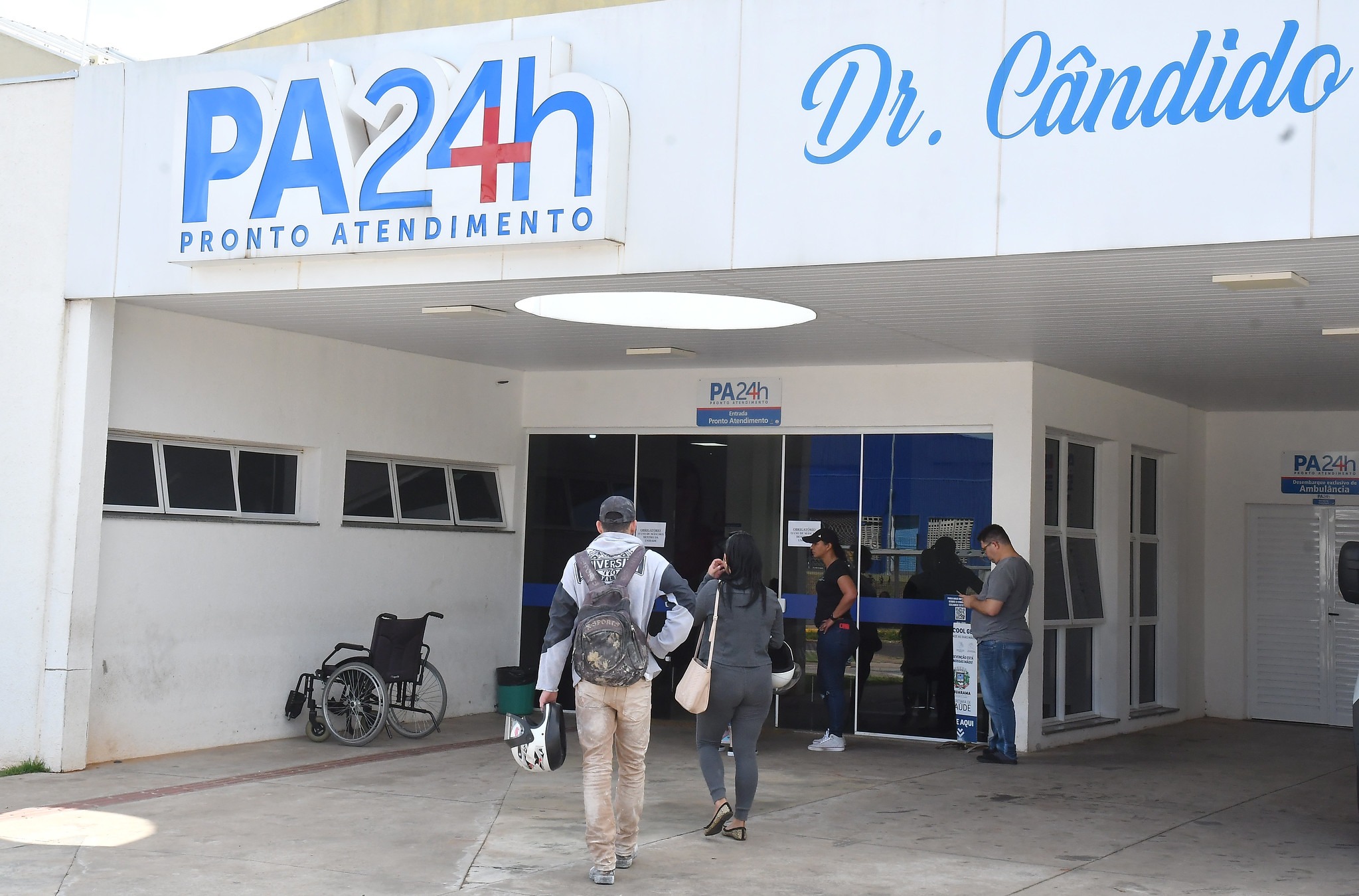 pacientes chegando e fachada do PA 24h