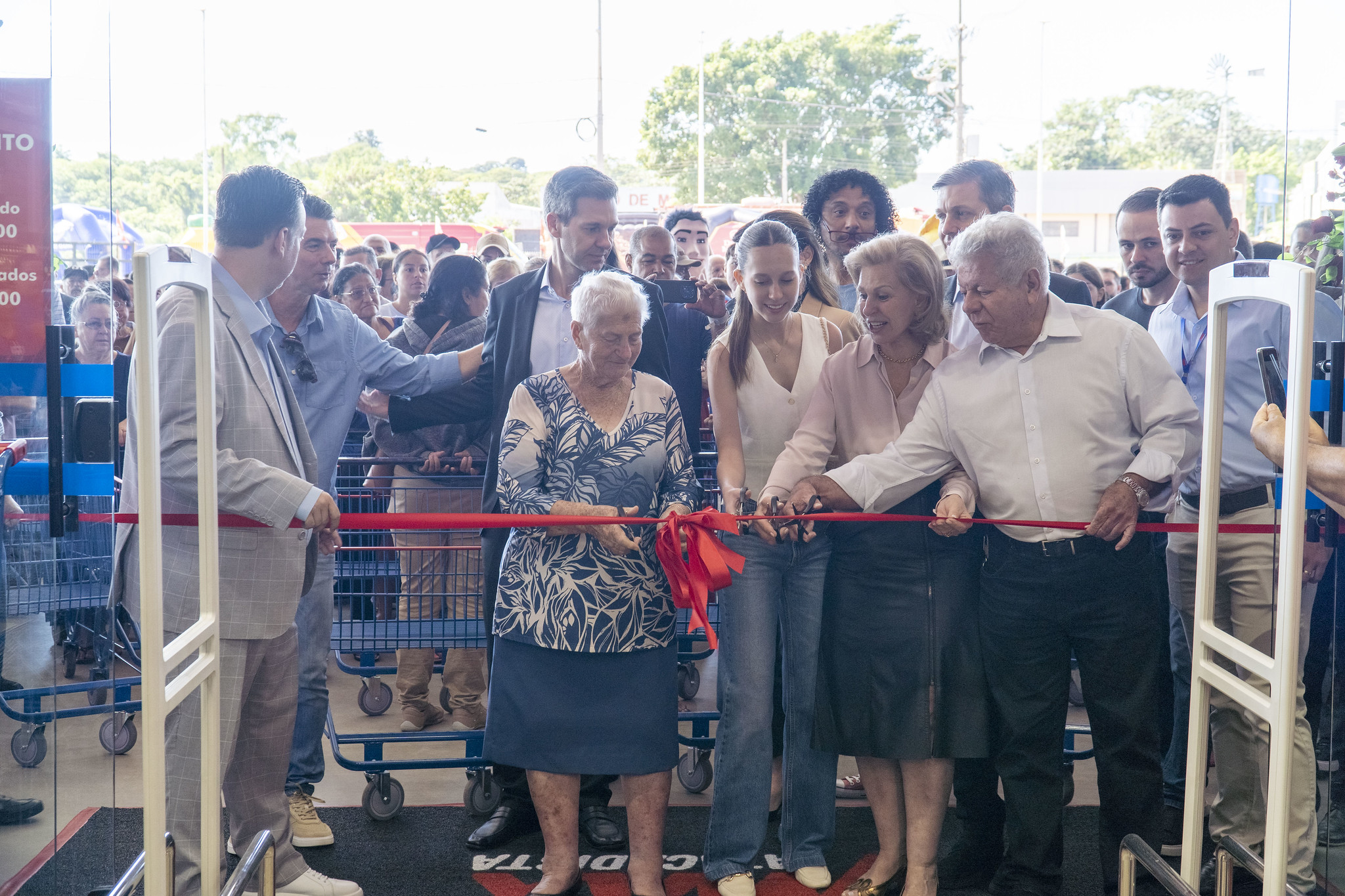 prefeito e autoridades descerram a fita inaugural do mercado