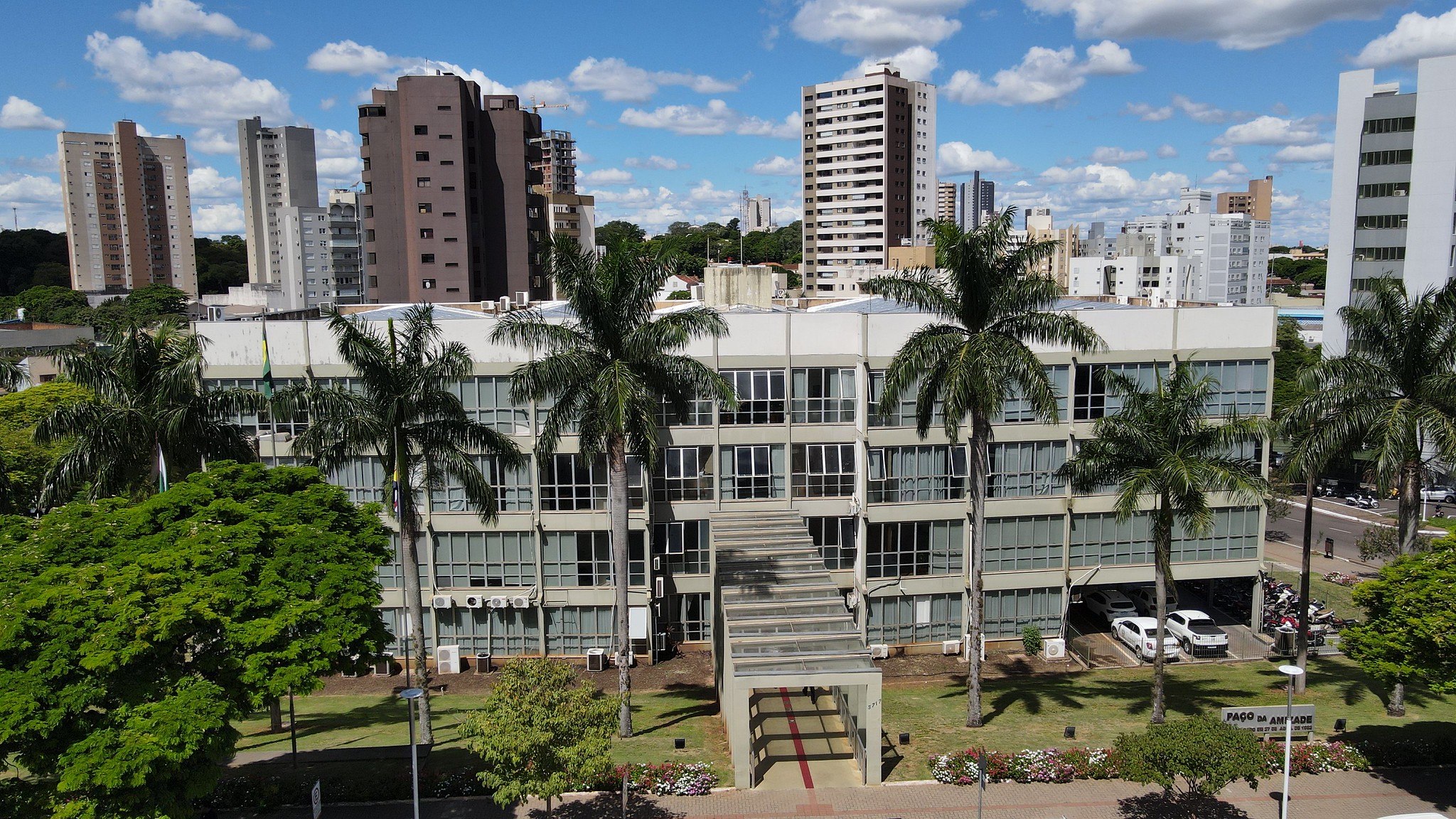 imagem aérea do prédio da Prefeitura, com outros prédios residenciais ao fundo