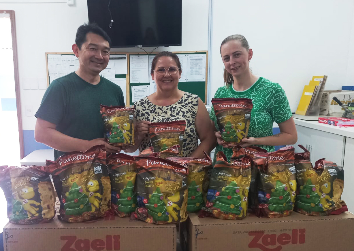 Professoras recebem panetones do diretor da secretaria de educação