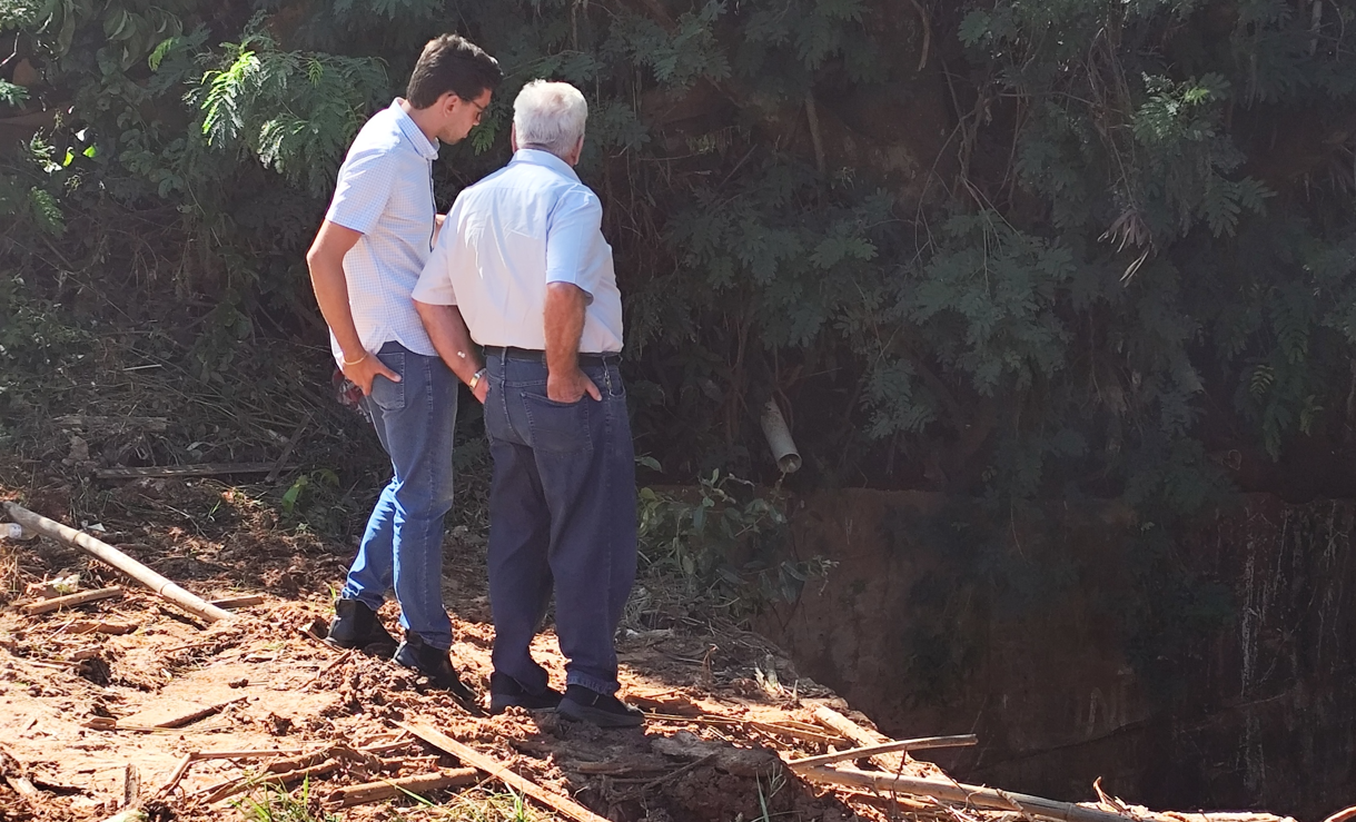 prefeito e secretário conferem estragos causados pelas chuvas