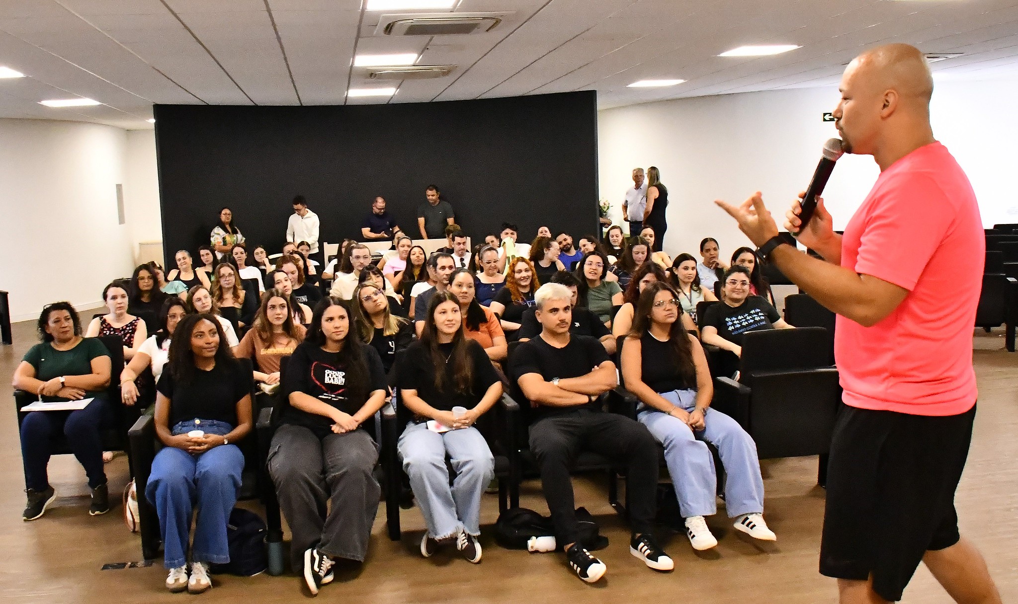palestra no auditório da prefeitura