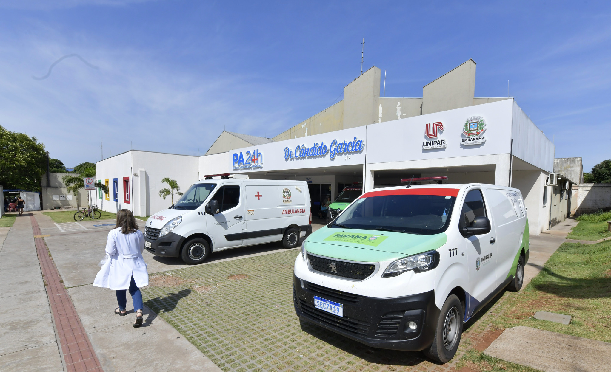 imagem externa do pronto atendimento com duas ambulâncias estacionadas na frente