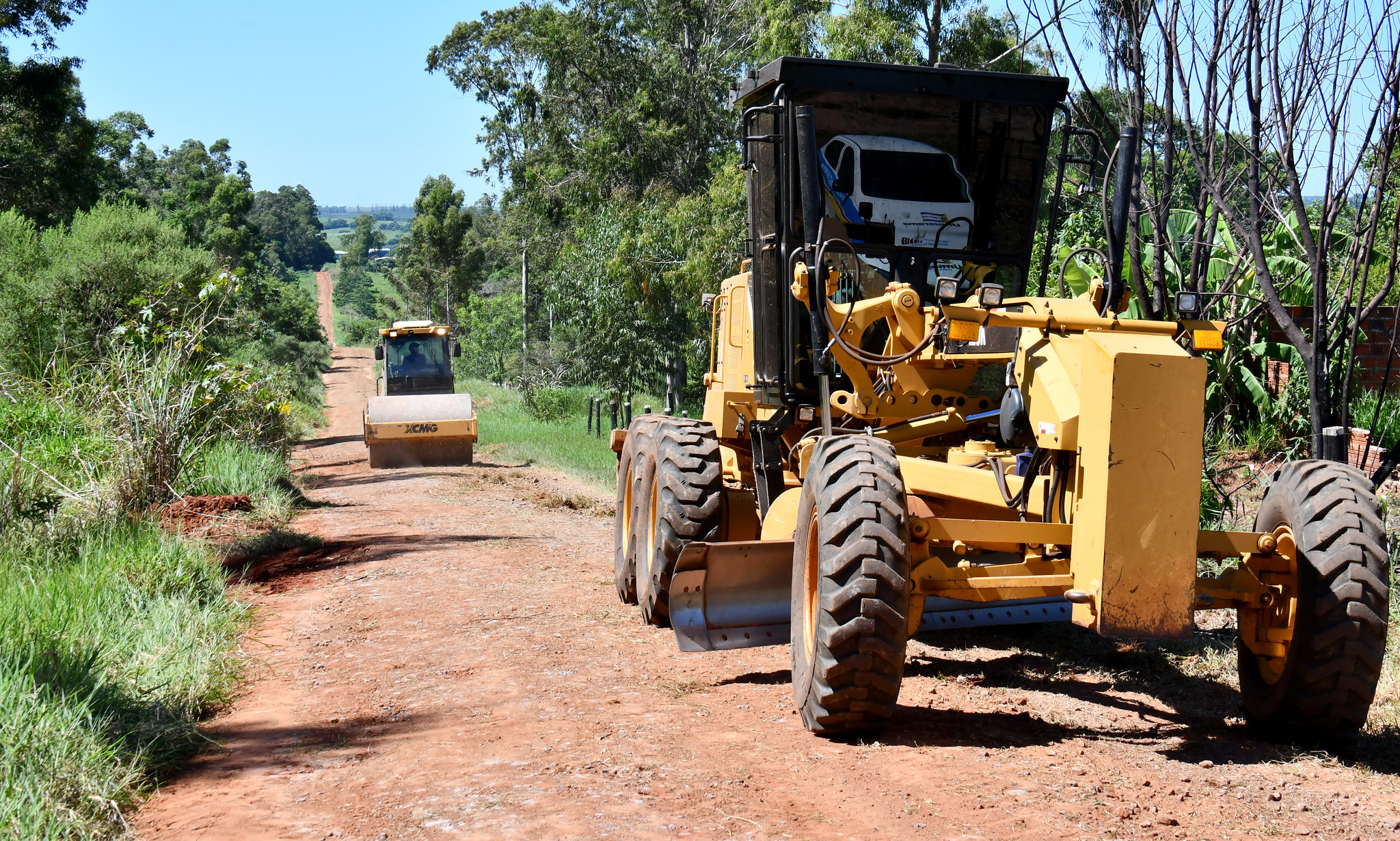 máquinas realizam serviços de readequação em estrada rural