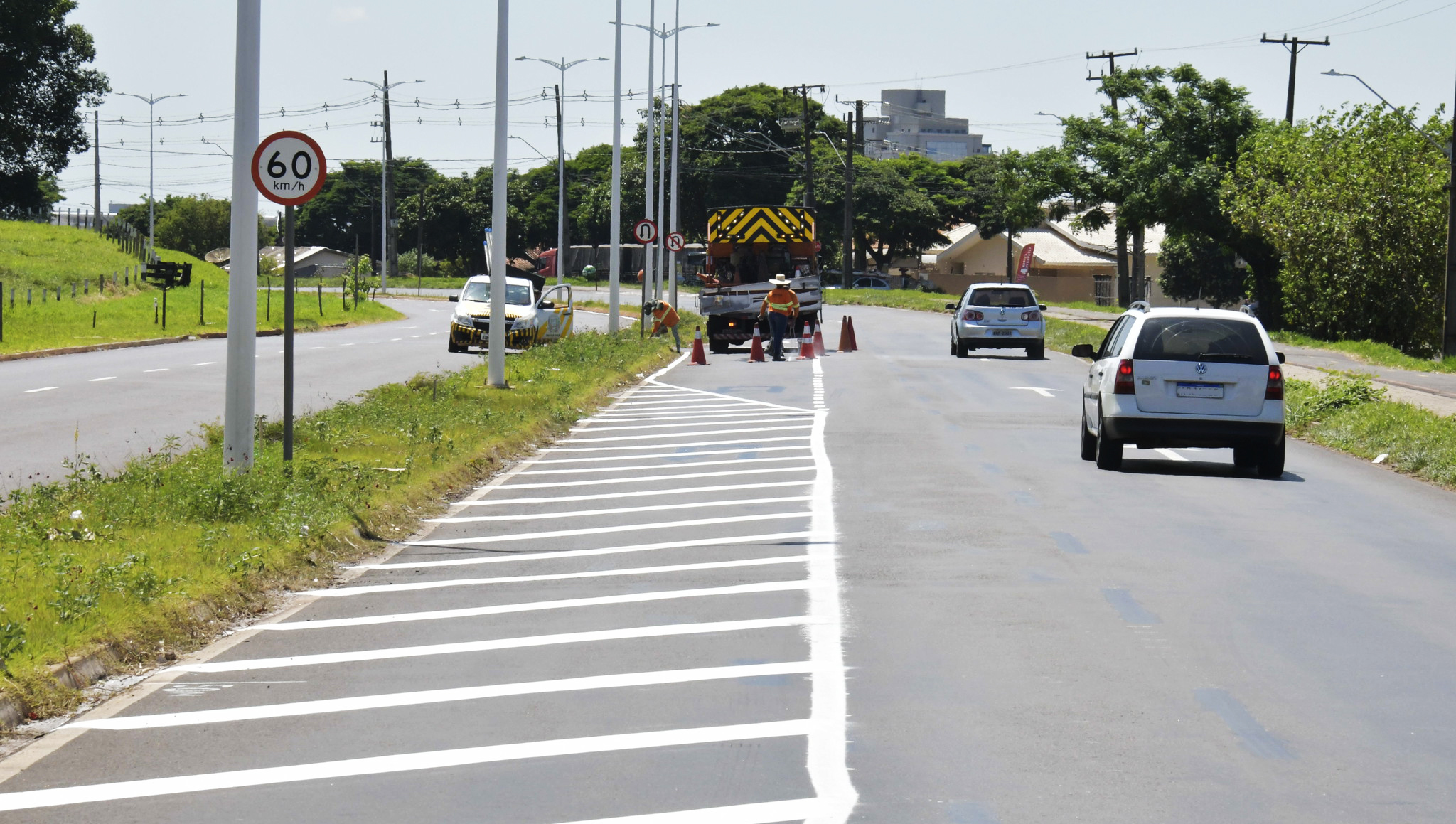 imagem de carros passando em avenida