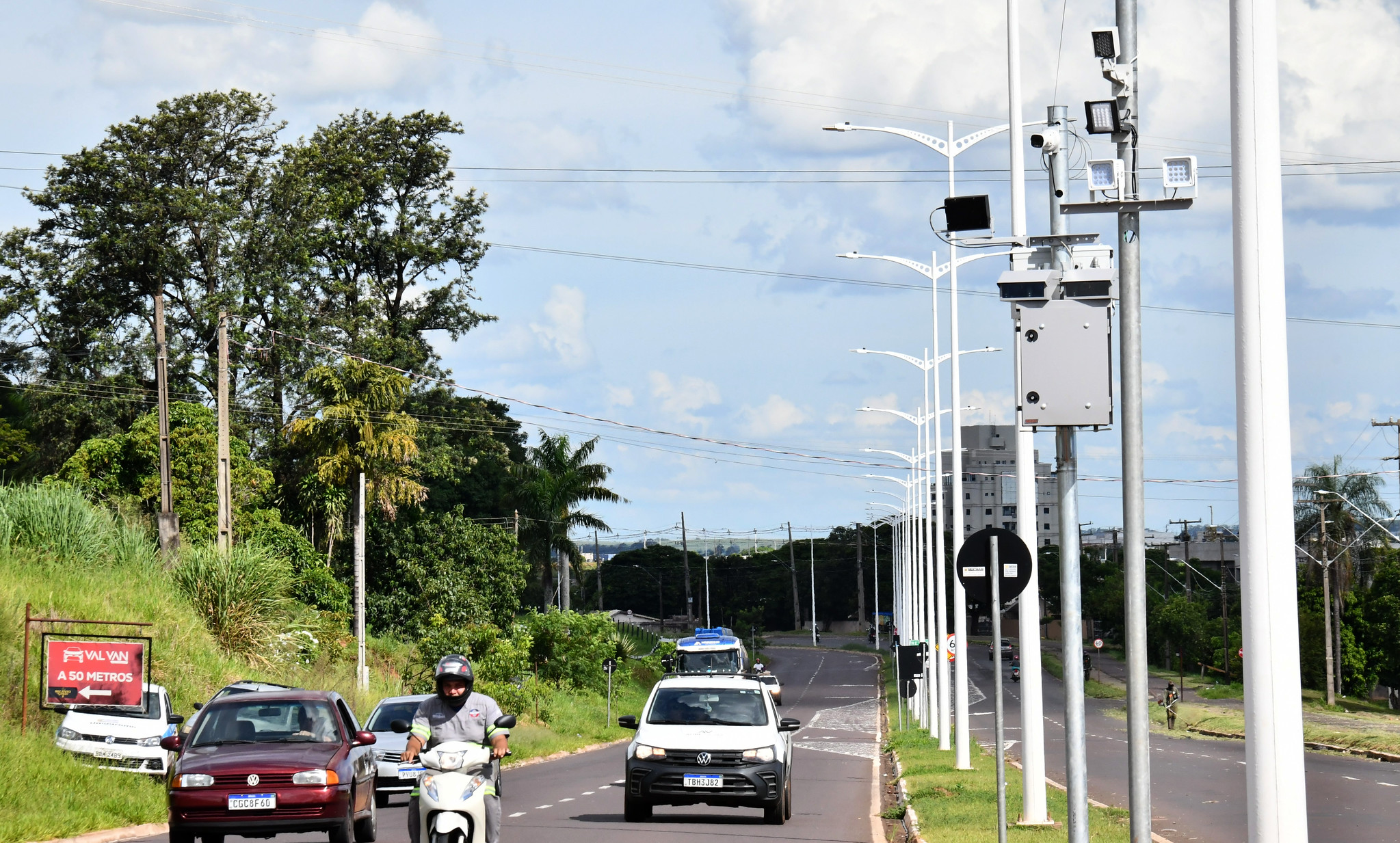 veículos trafegando por avenida monitorada por radar