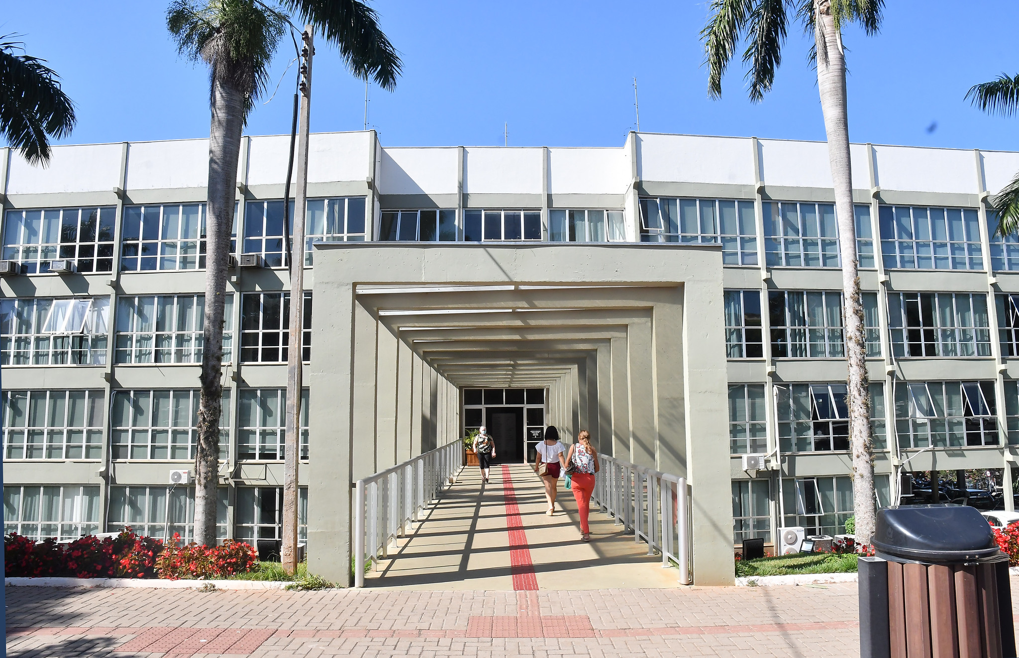 imagem da entrada da prefeitura de umuarama