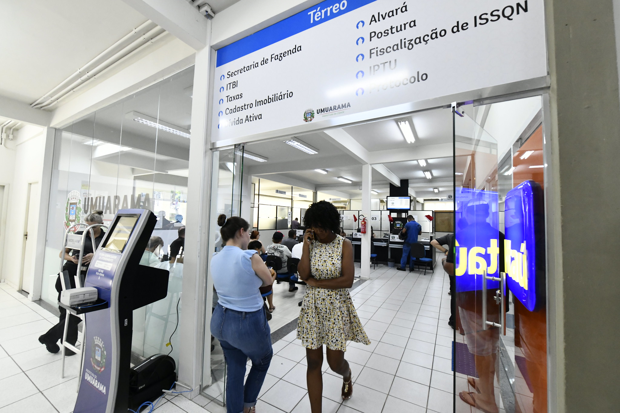 setor de atendimento ao público da prefeitura, com contribuintes circulando