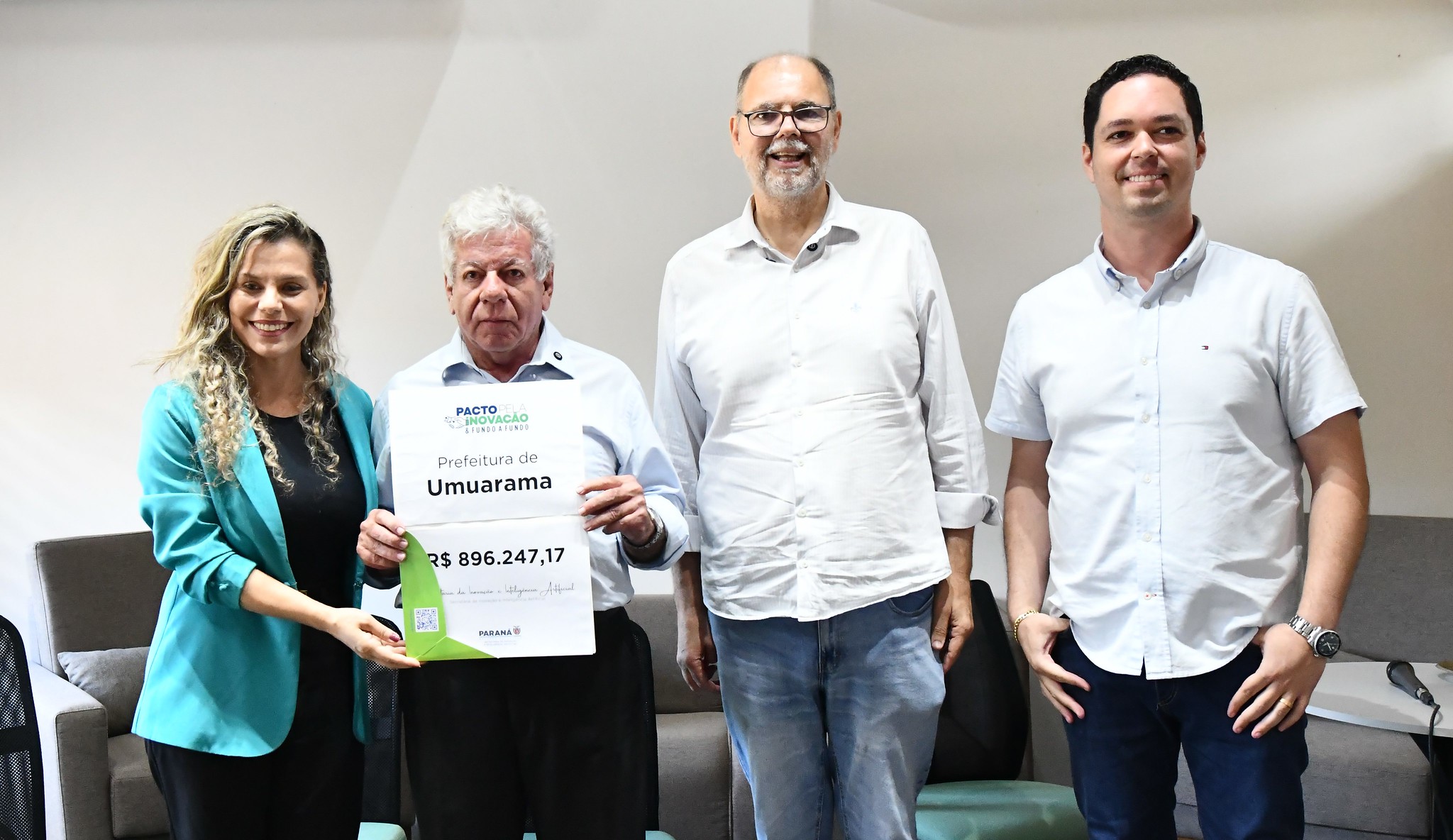 prefeito exibe placa com valor do repasse financeiro ao lado das demais autoridades