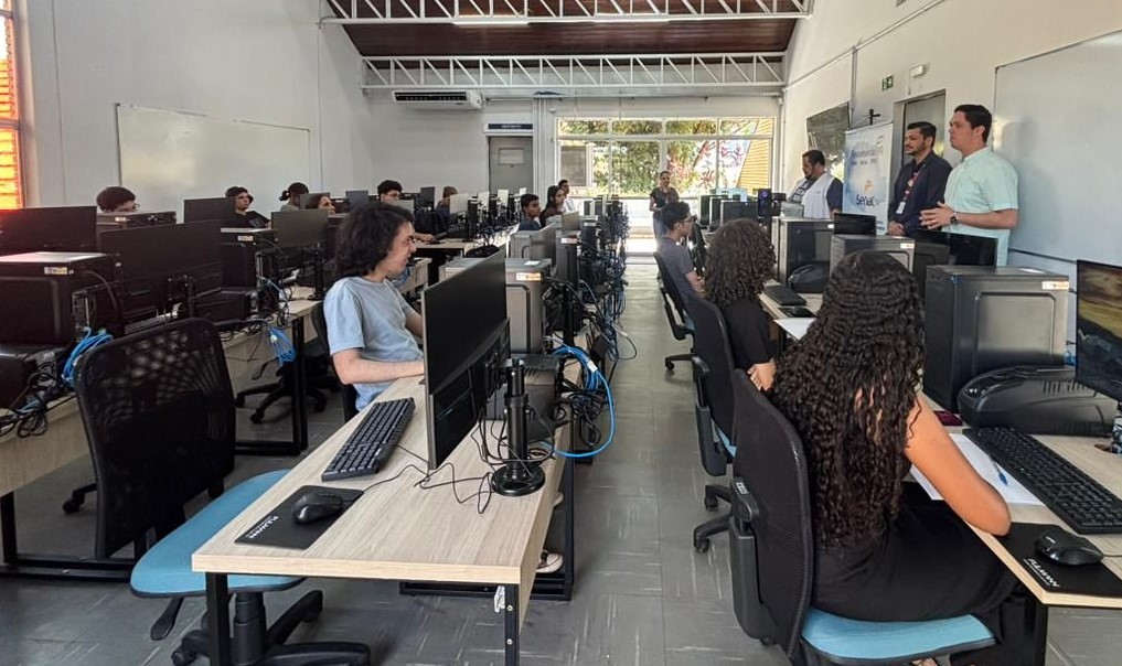 discursos na abertura do curso de informática, com alunos posicionados nos computadores