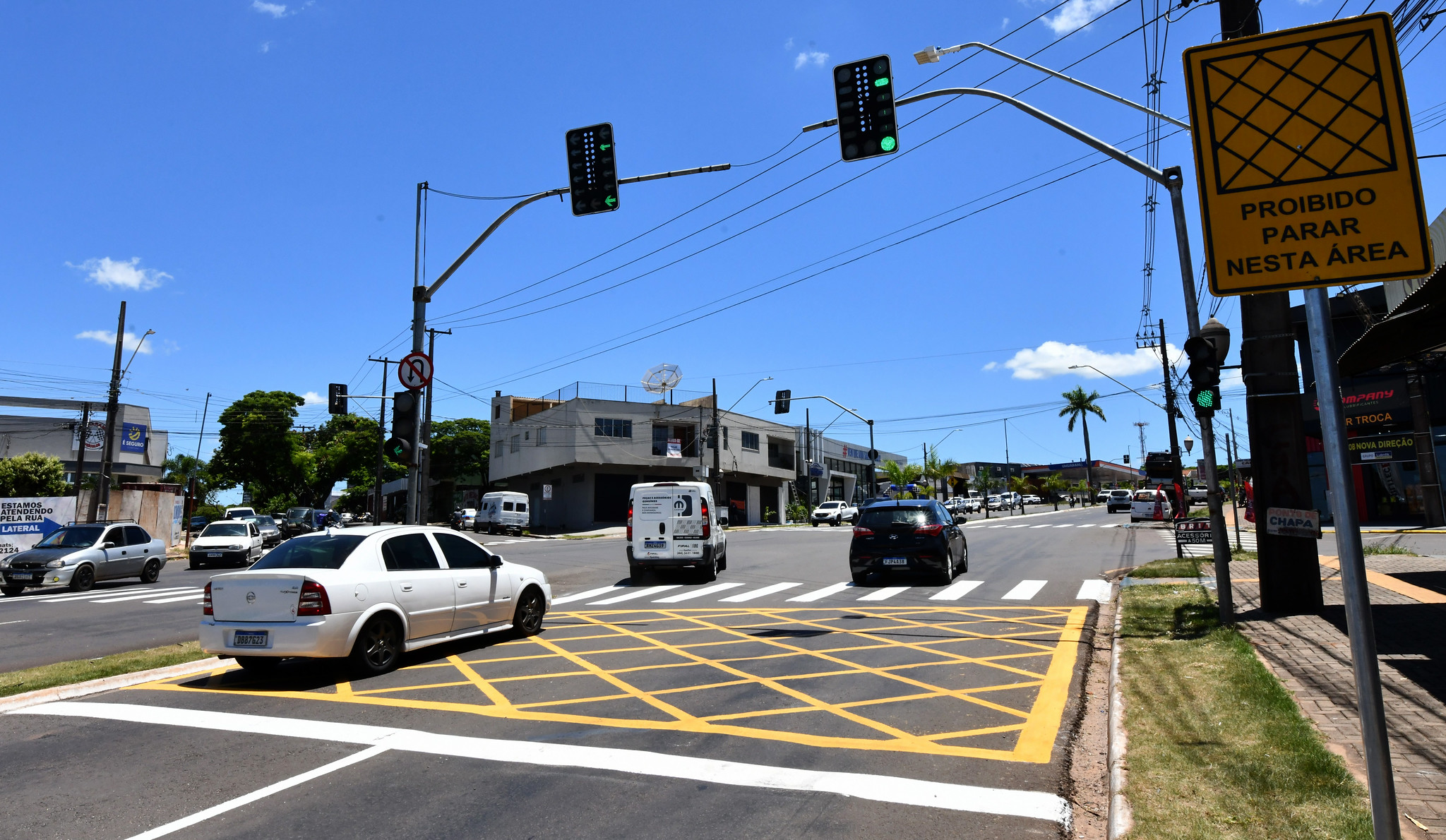 sinalização de trânsito em avenida, com grande movimento de veículos